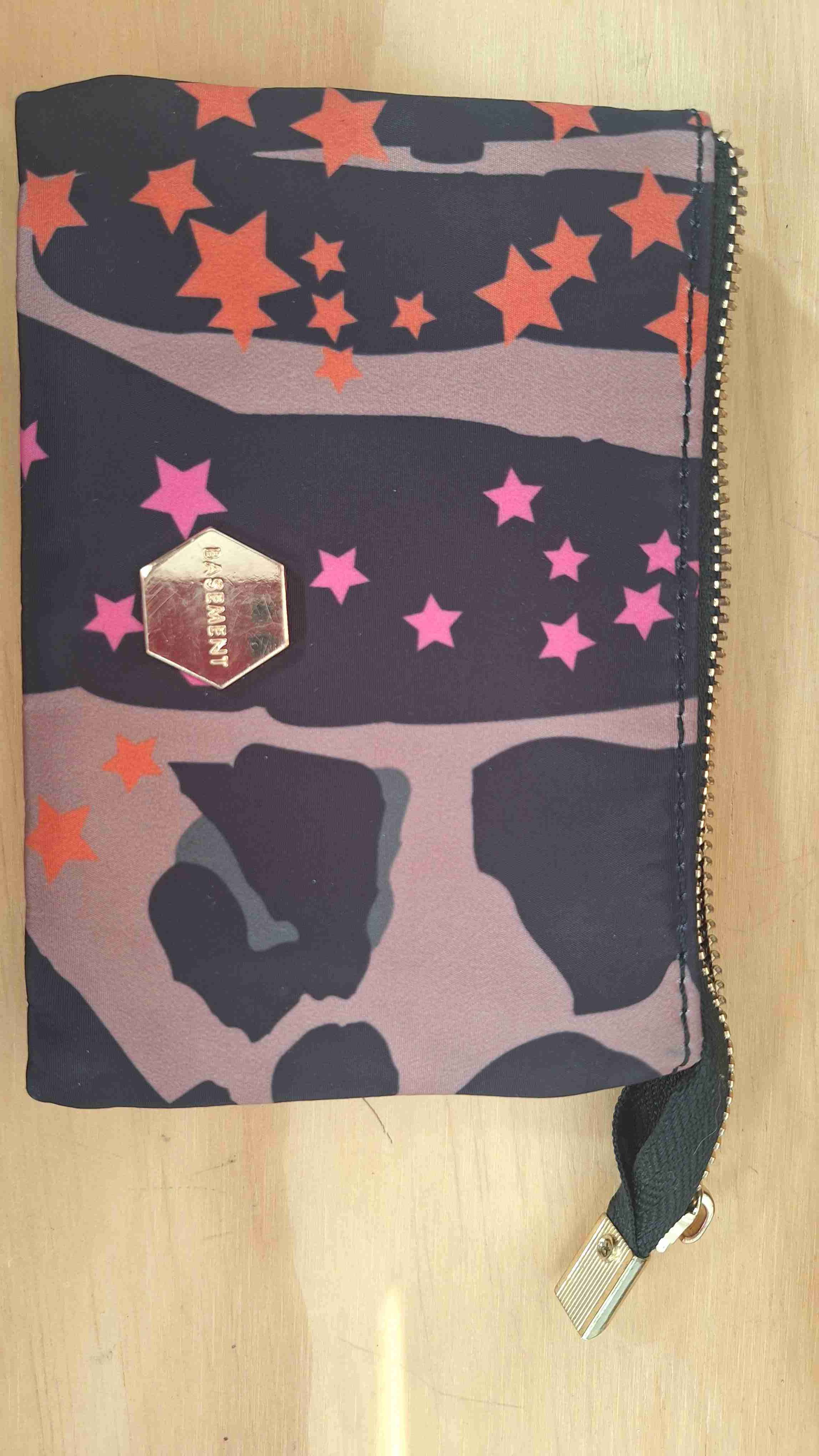 Billetera con estampado de estrellas Basement