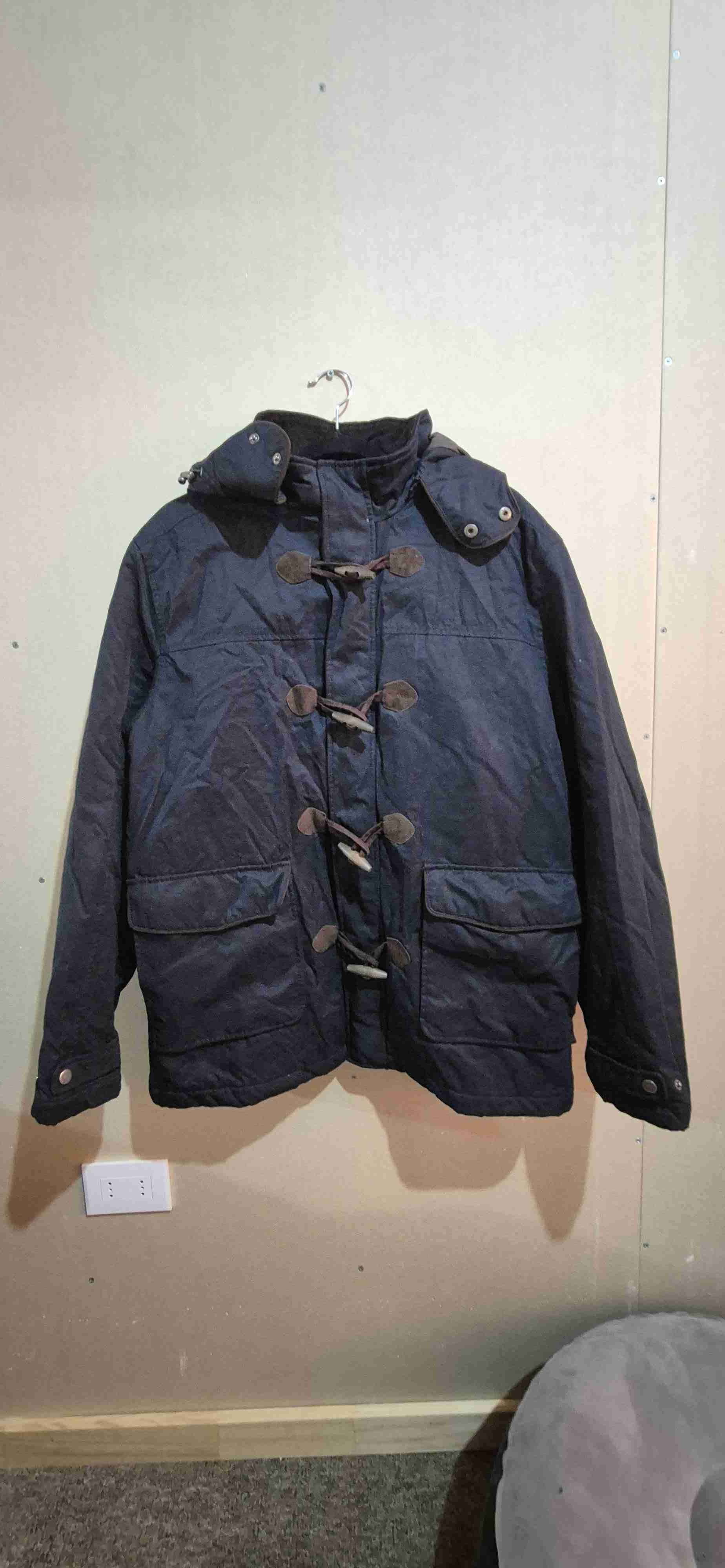 Abrigo azul con capucha