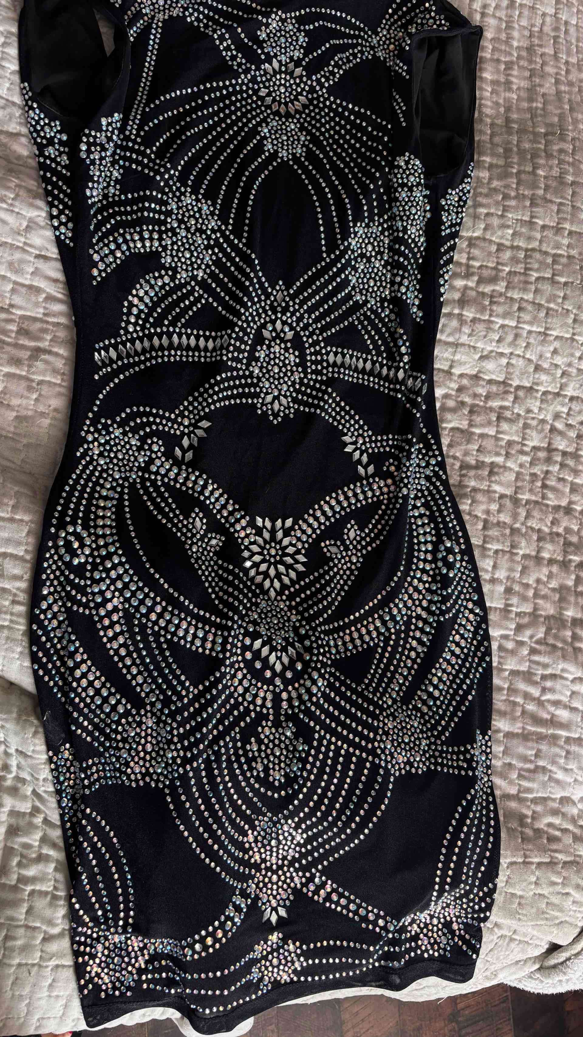 Vestido negro con cristales brillantes