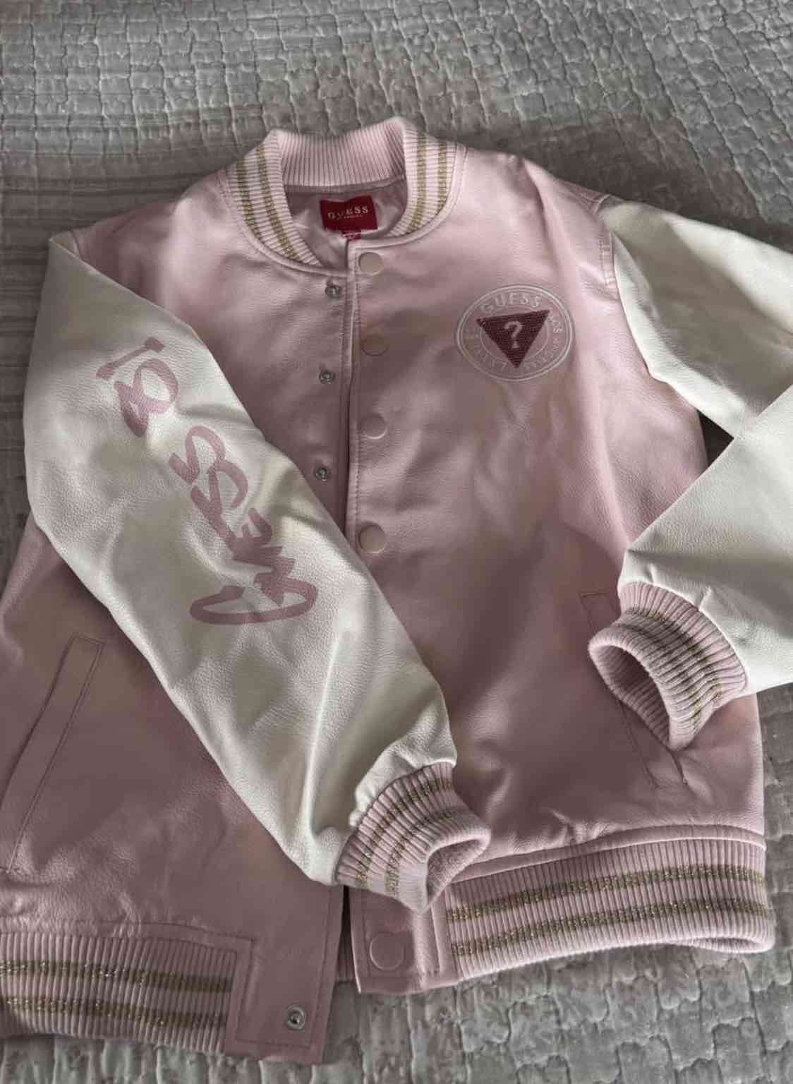 Chaqueta varsity rosa Guess de niña