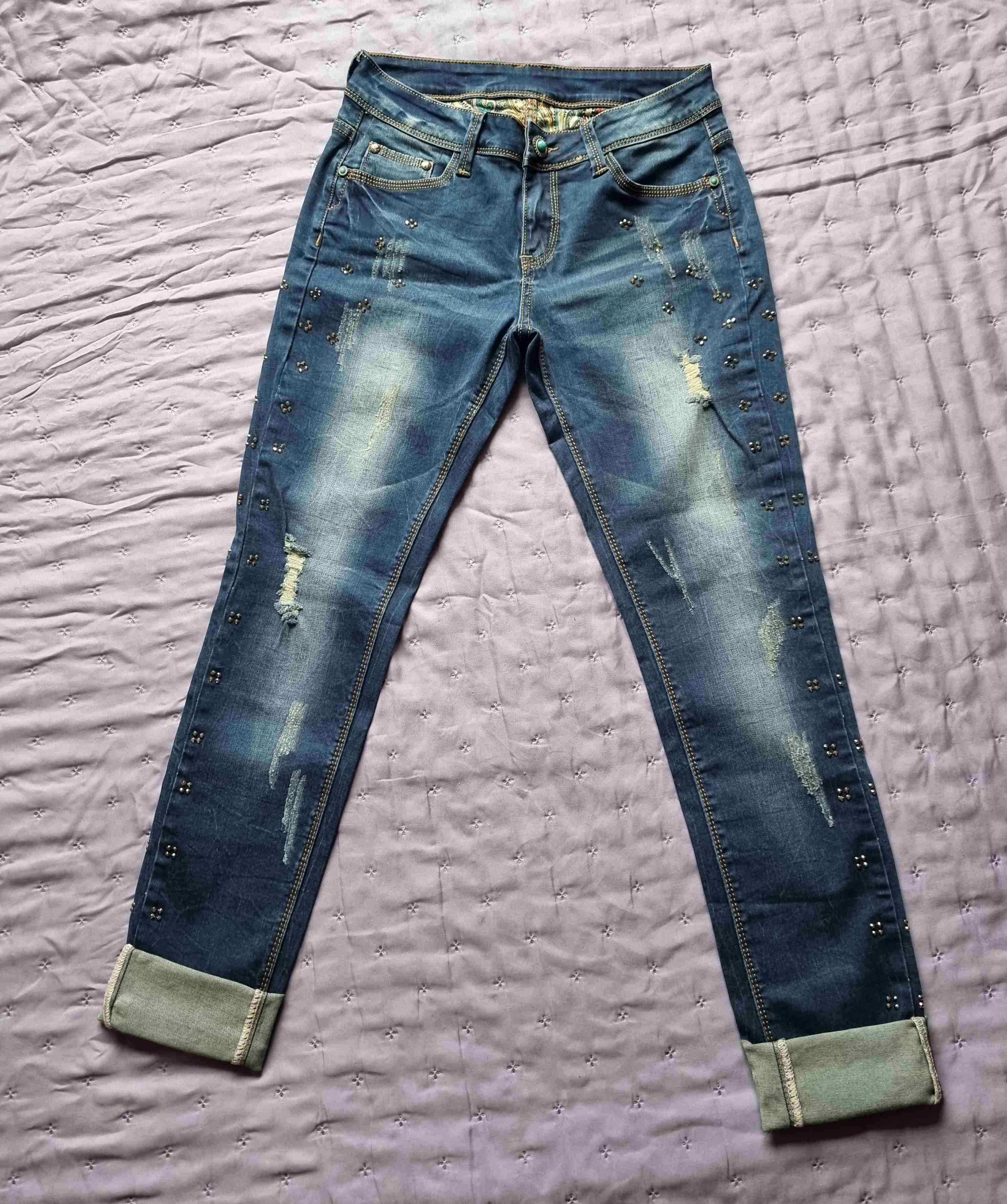 Jeans de mezclilla con adornos