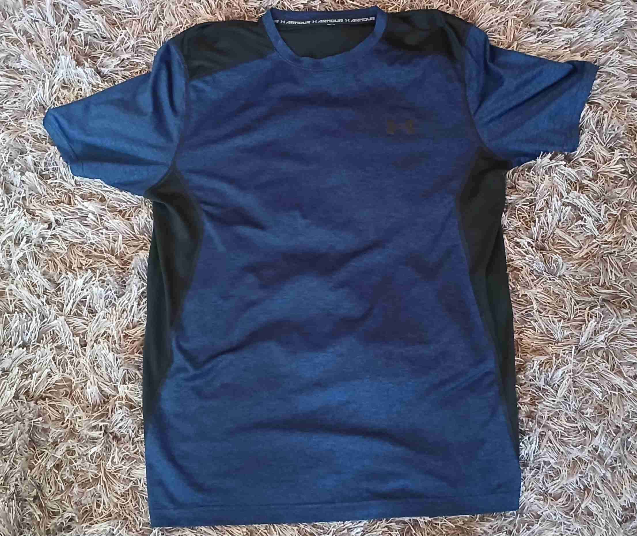 Polera deportiva azul y negra UA
