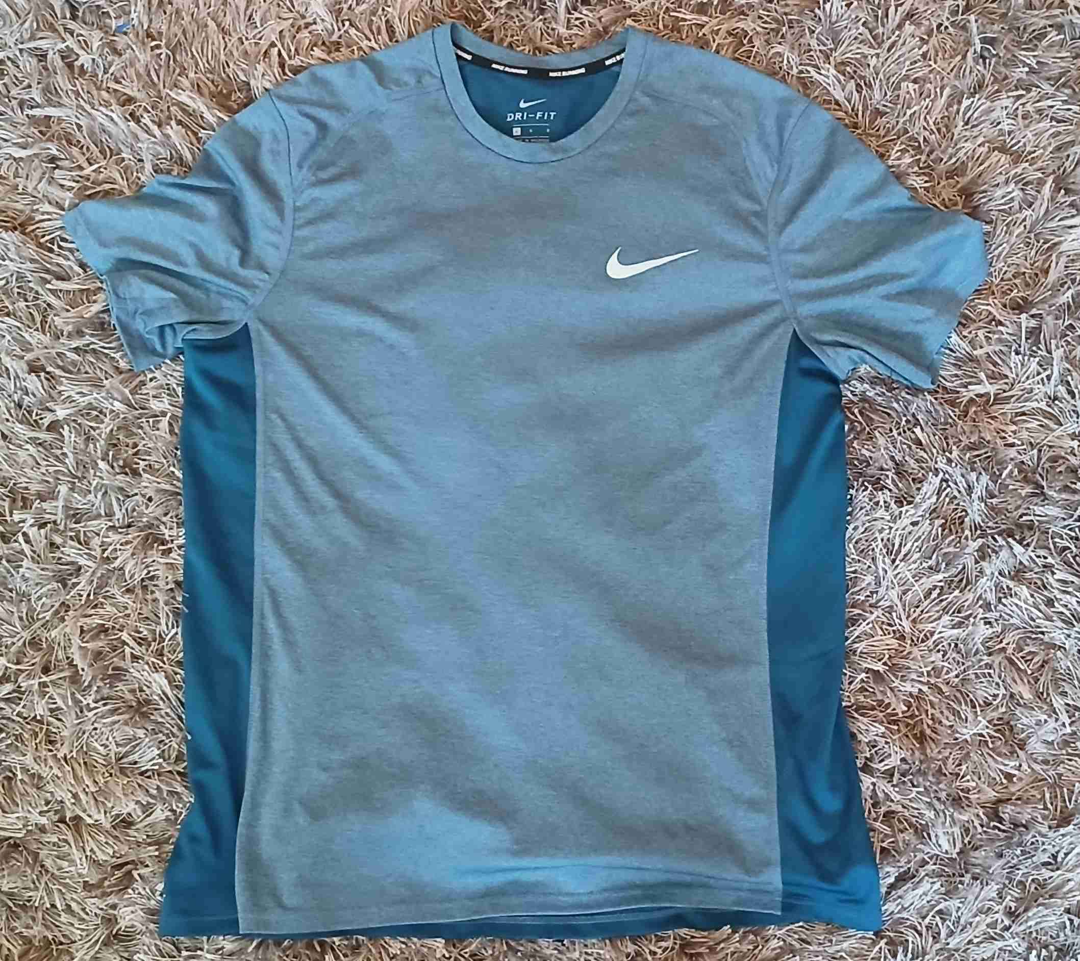 Polera Nike Dri-Fit Ploma