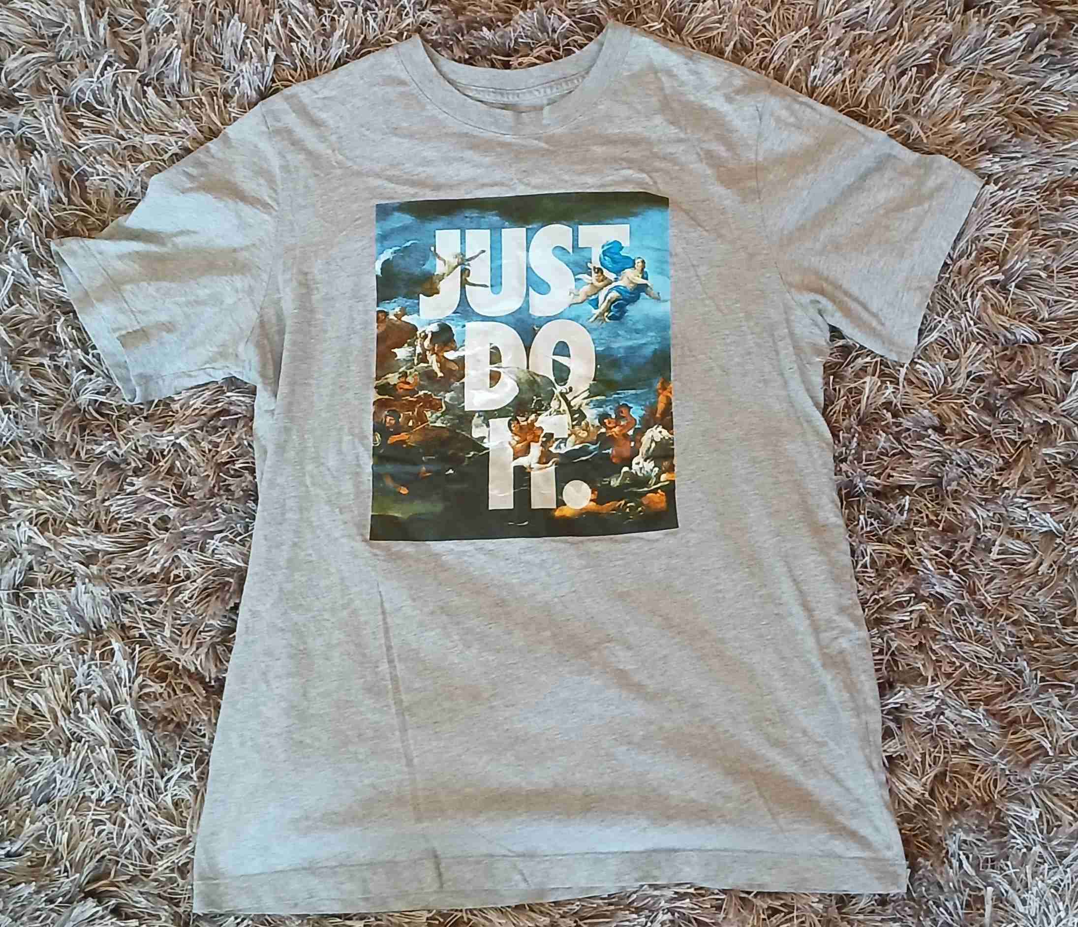 Polera gris con estampado 'Just Do It'