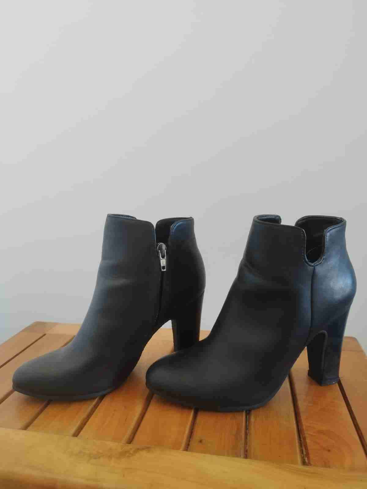 Botines negros con taco Marca maritimo