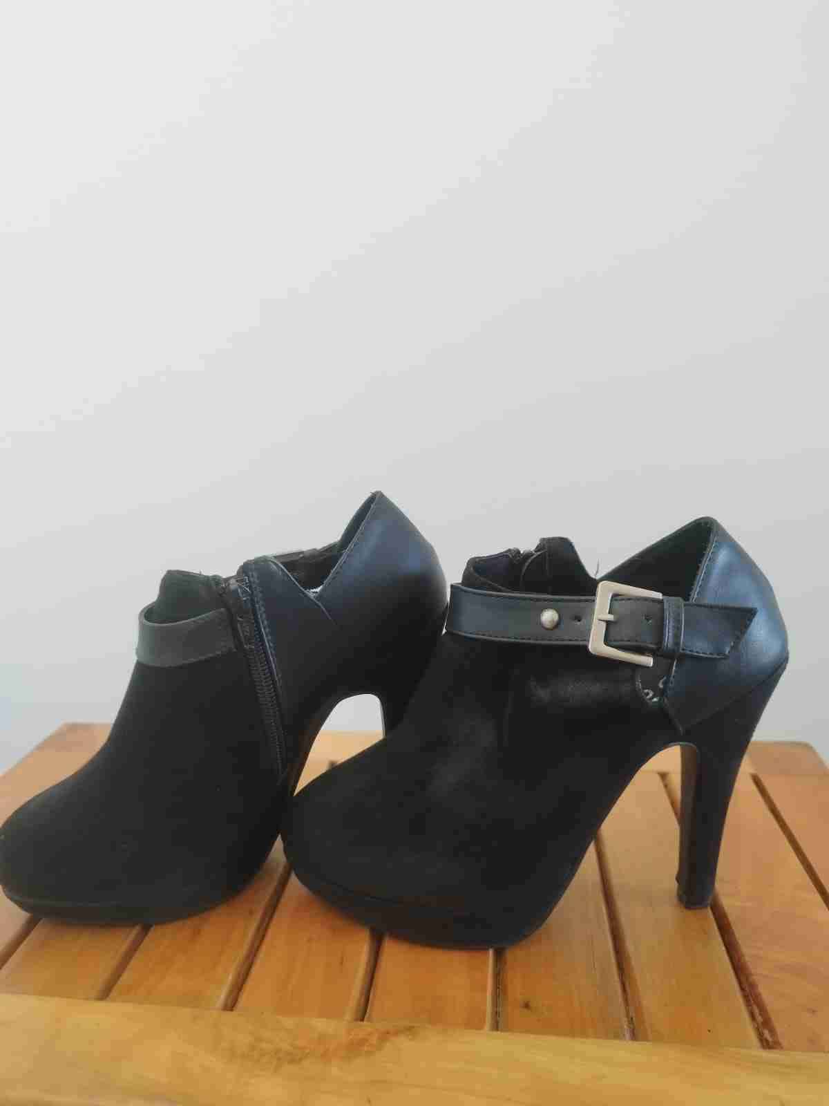 Botines de tacón negro, marca About