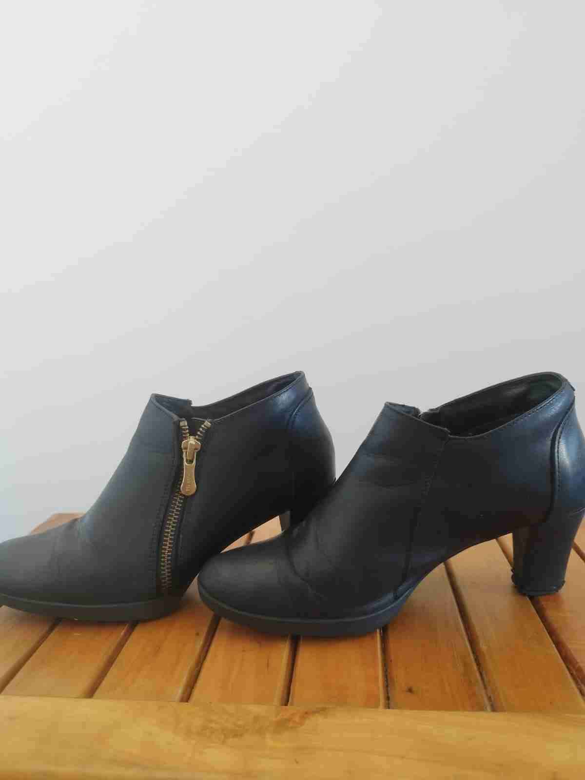 Botines negros con tacón, marca 16hrs.