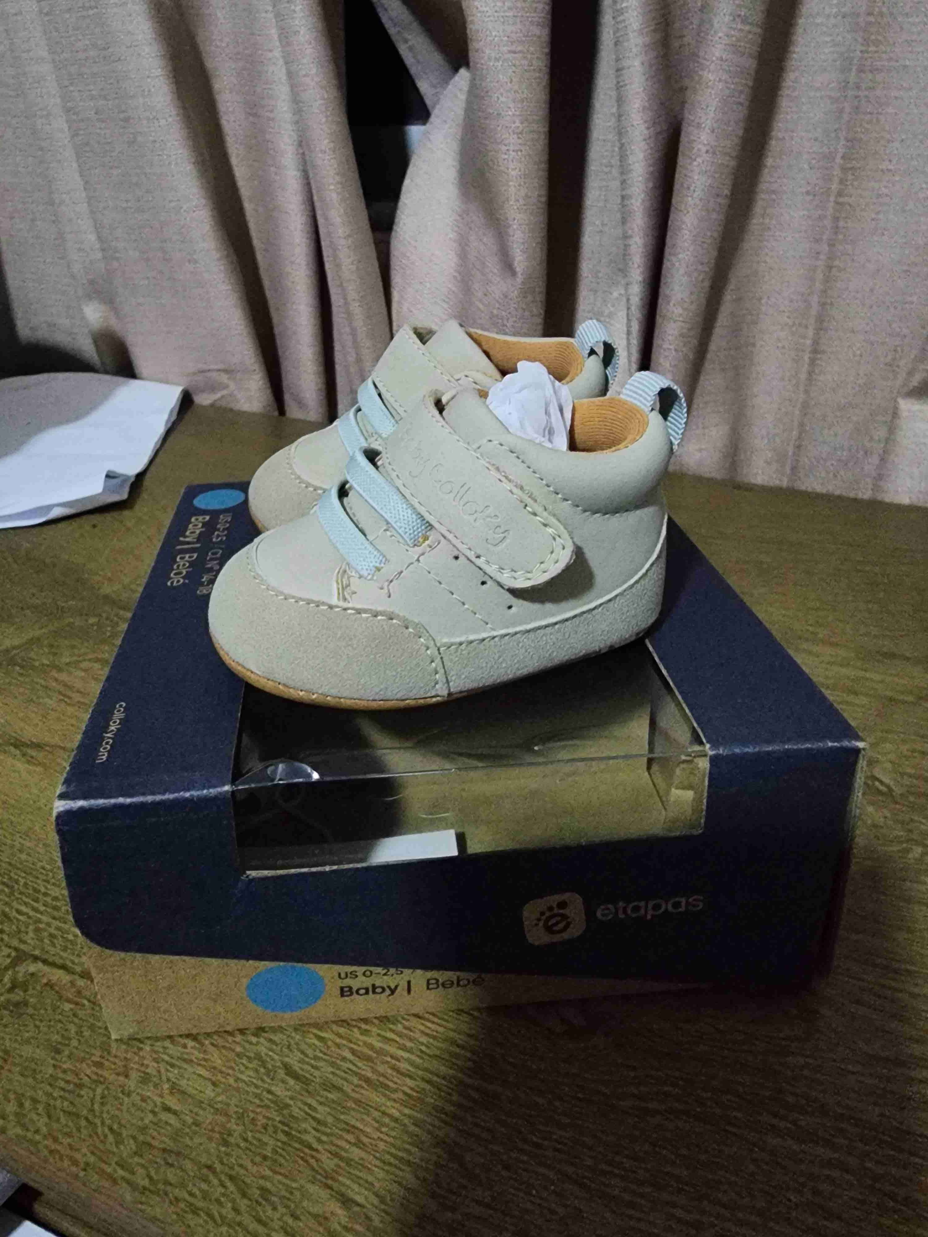 Zapatitos de bebé beige