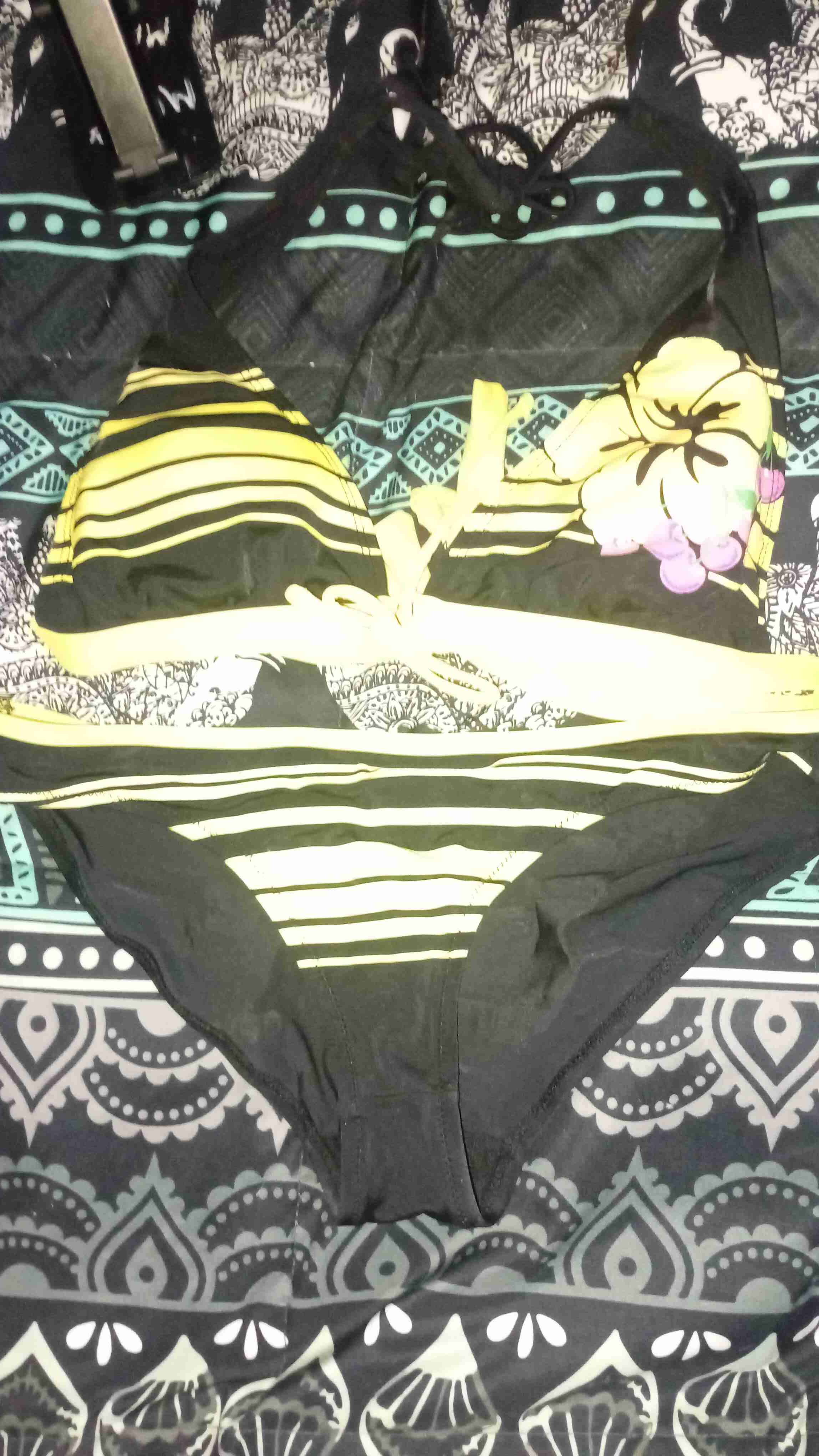 Bikini rayado amarillo y negro aesthetic