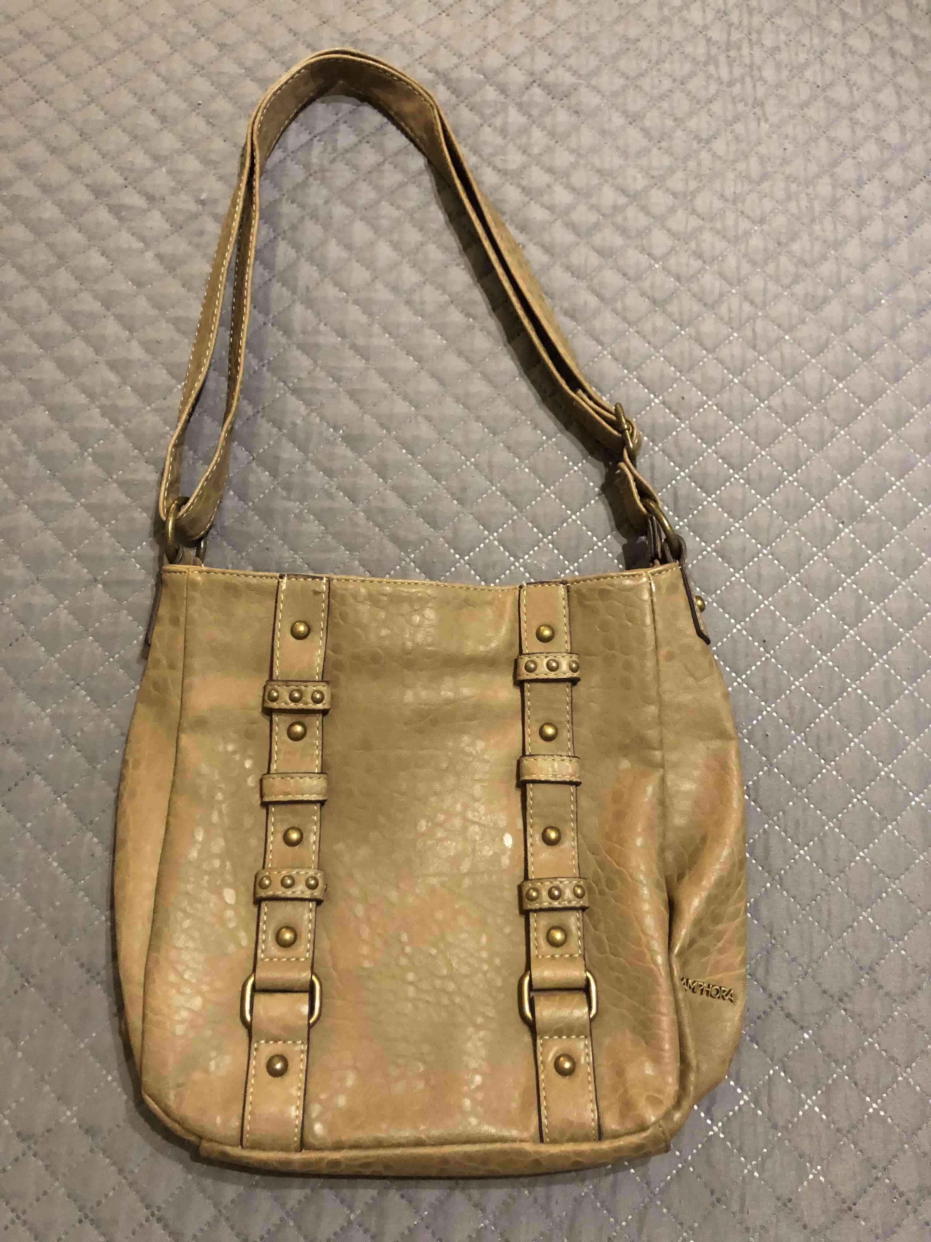 Cartera Camel con detalles metálicos
