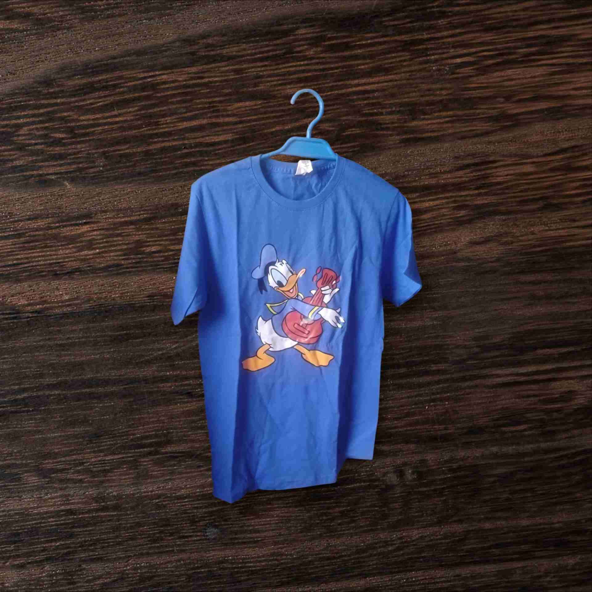 Polera azul con estampado de pato