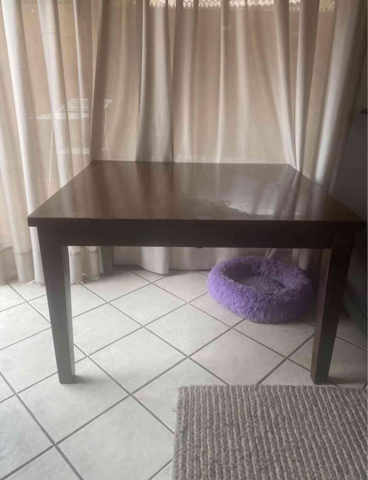 Mesa de comedor oscura