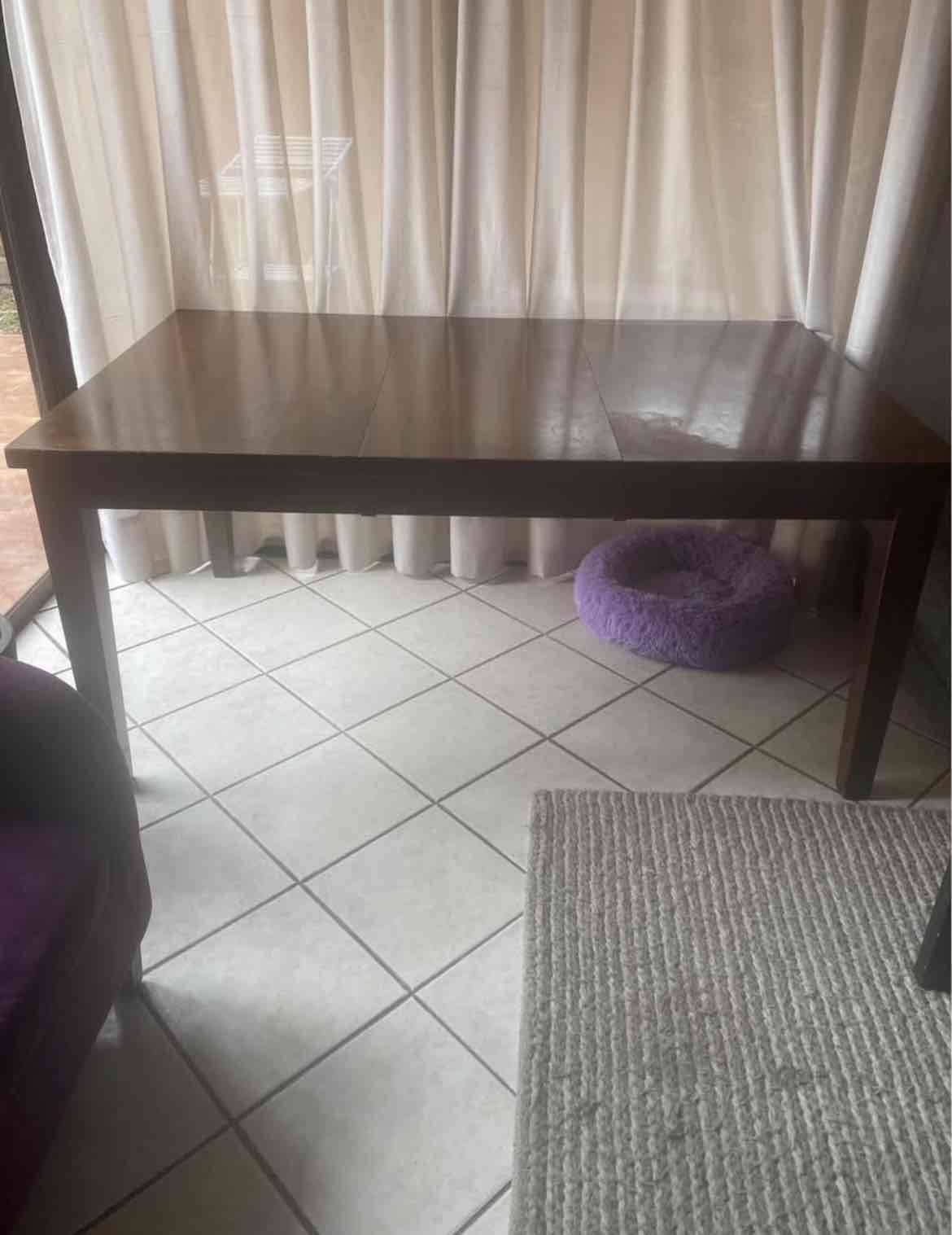 Mesa de comedor oscura - miniatura 2