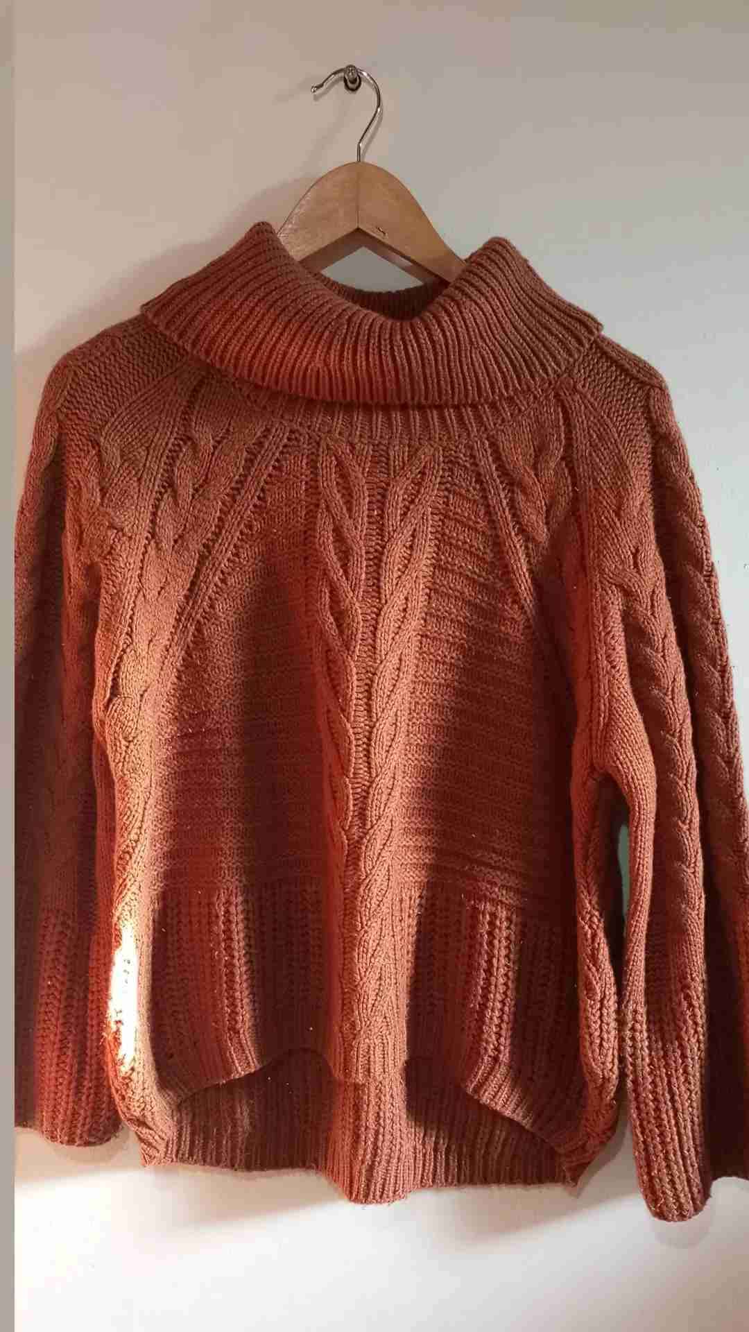 Suéter tejido cafe con cuello alto