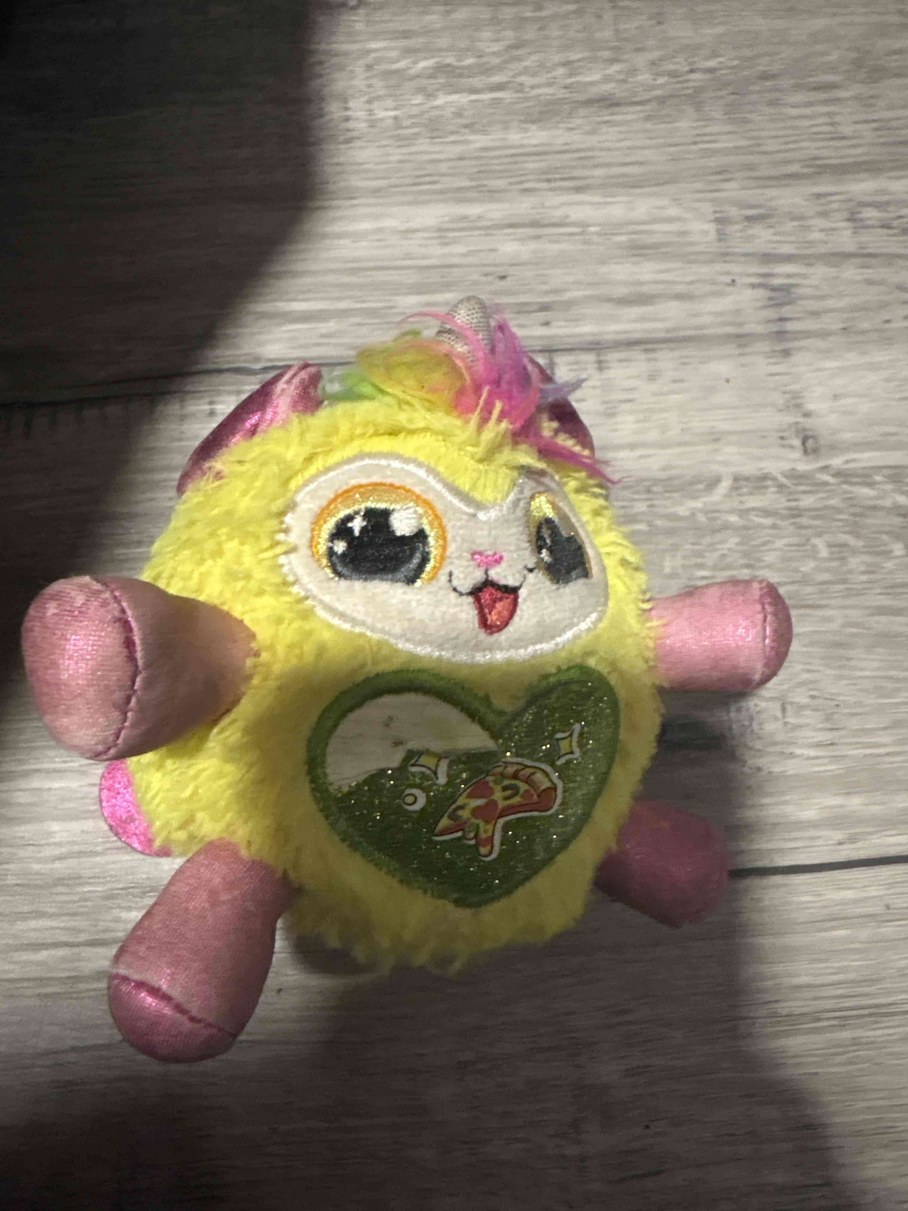Peluche amarillo con corazones