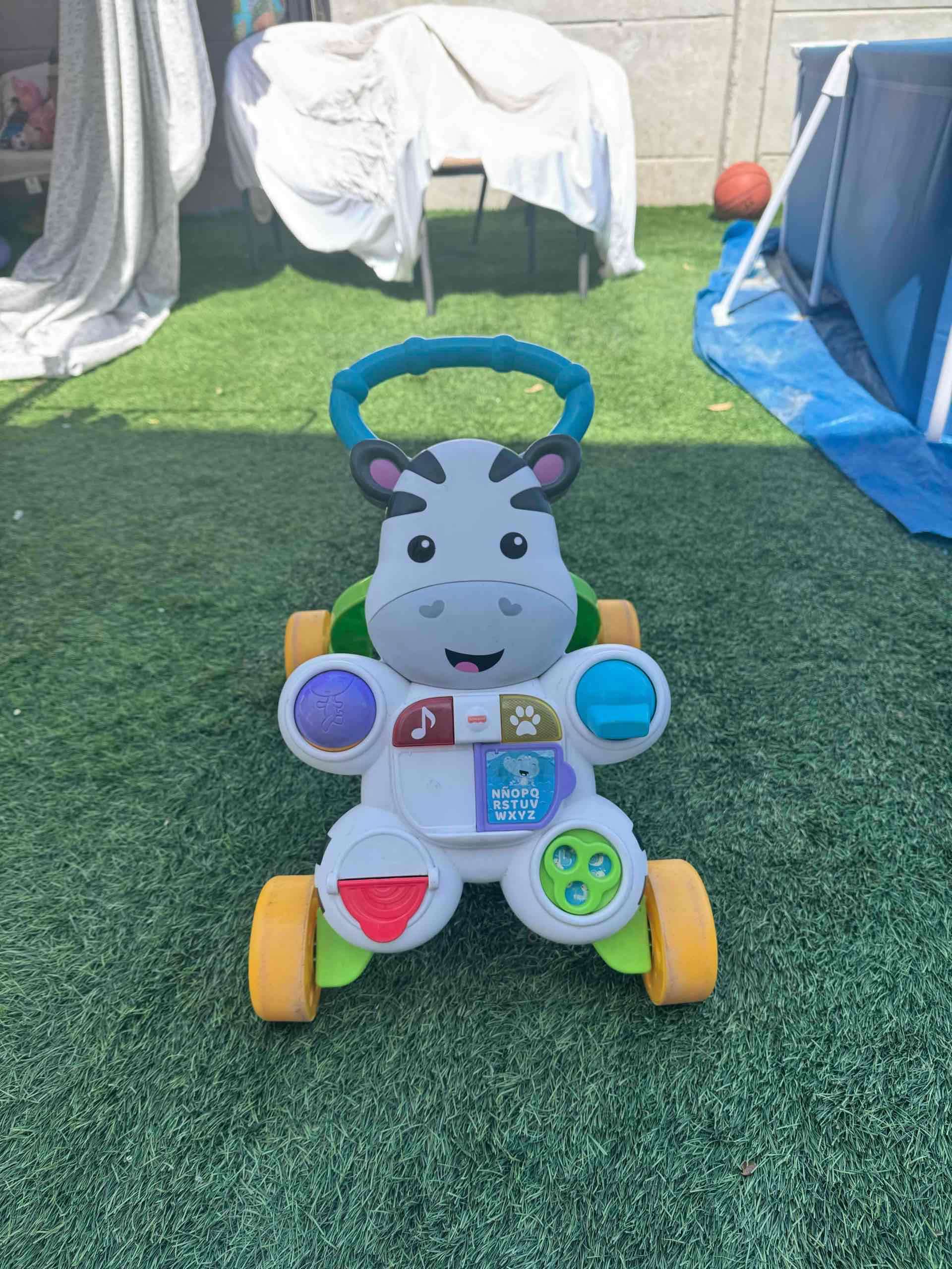 Andador infantil con actividades