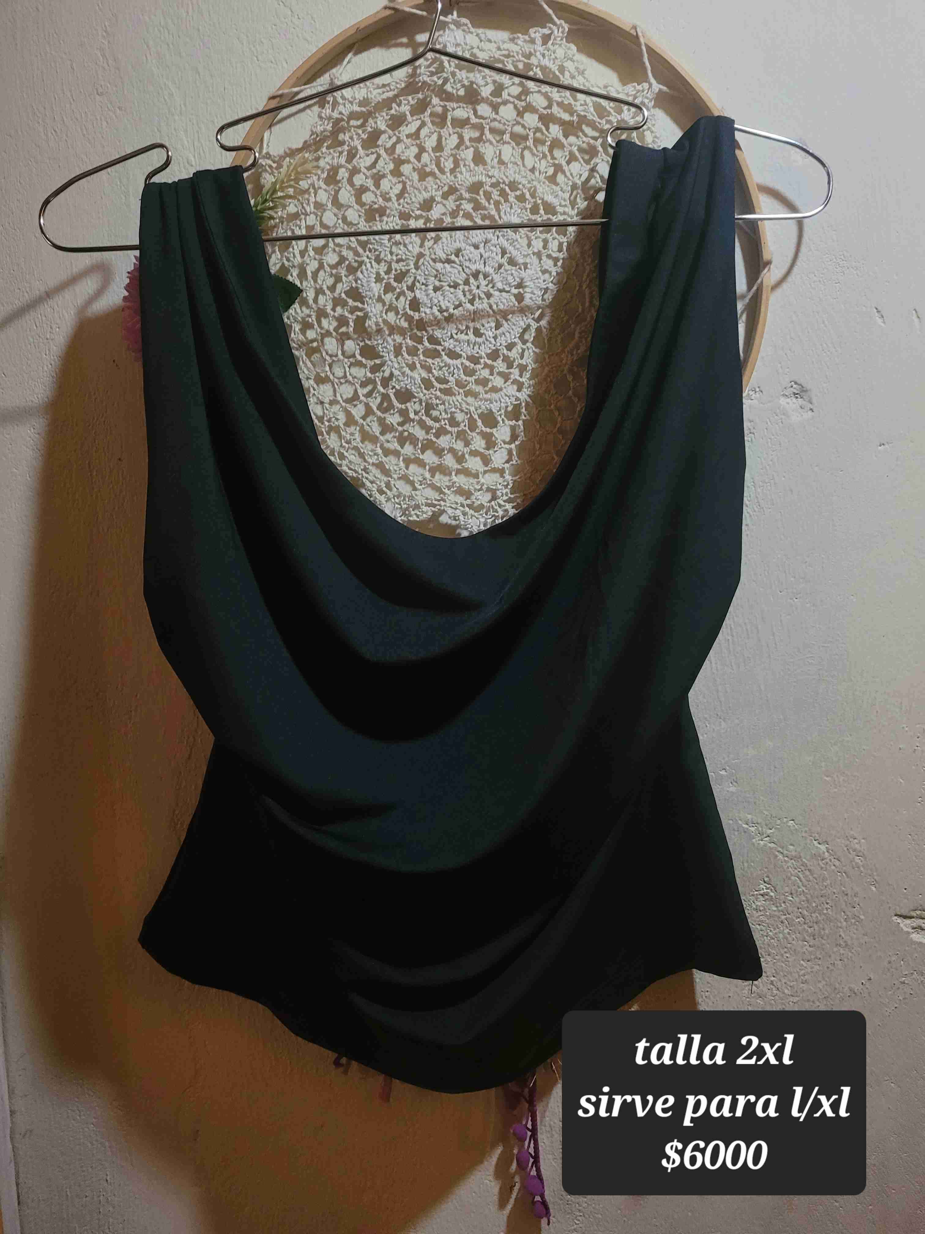 Blusa negra elegante sin mangas