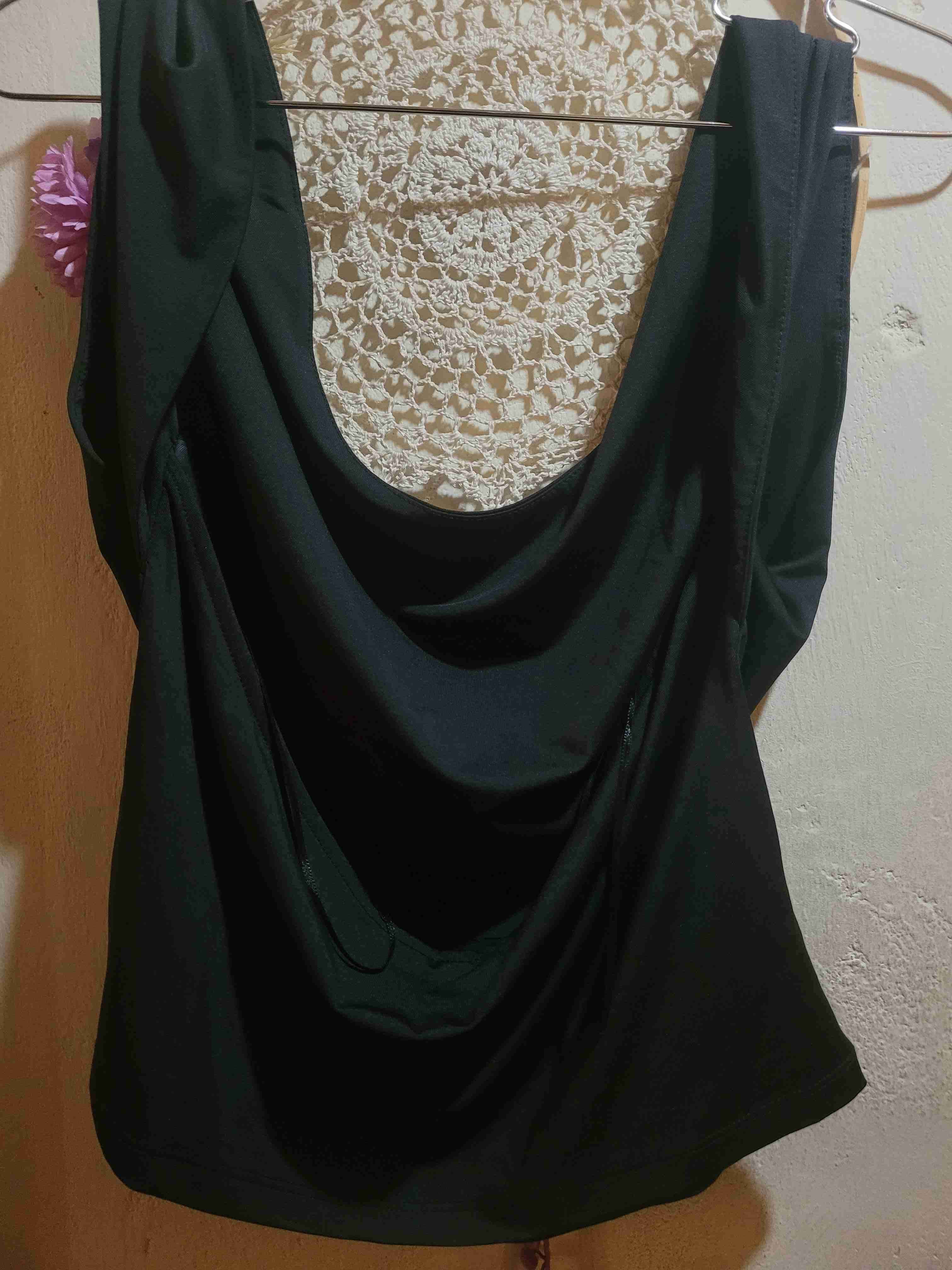 Blusa negra elegante sin mangas - miniatura 2