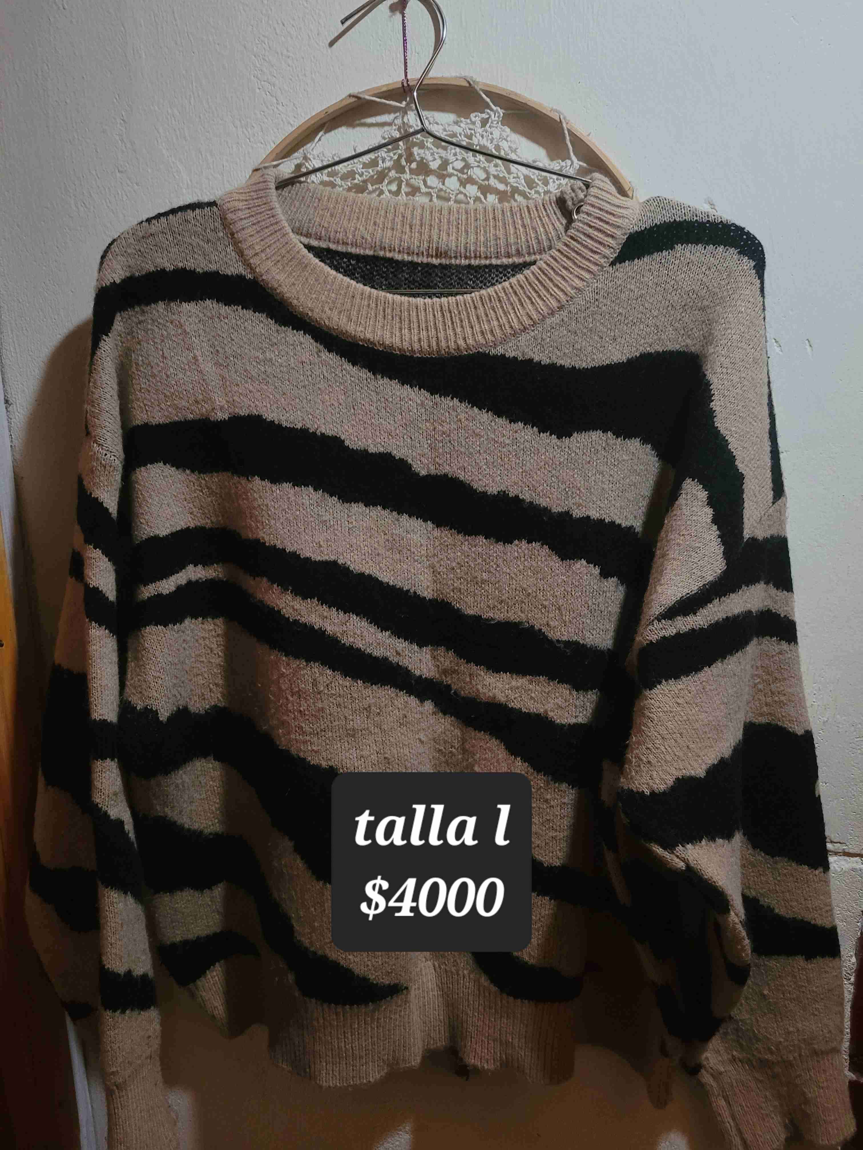 Suéter de rayas beige y negro