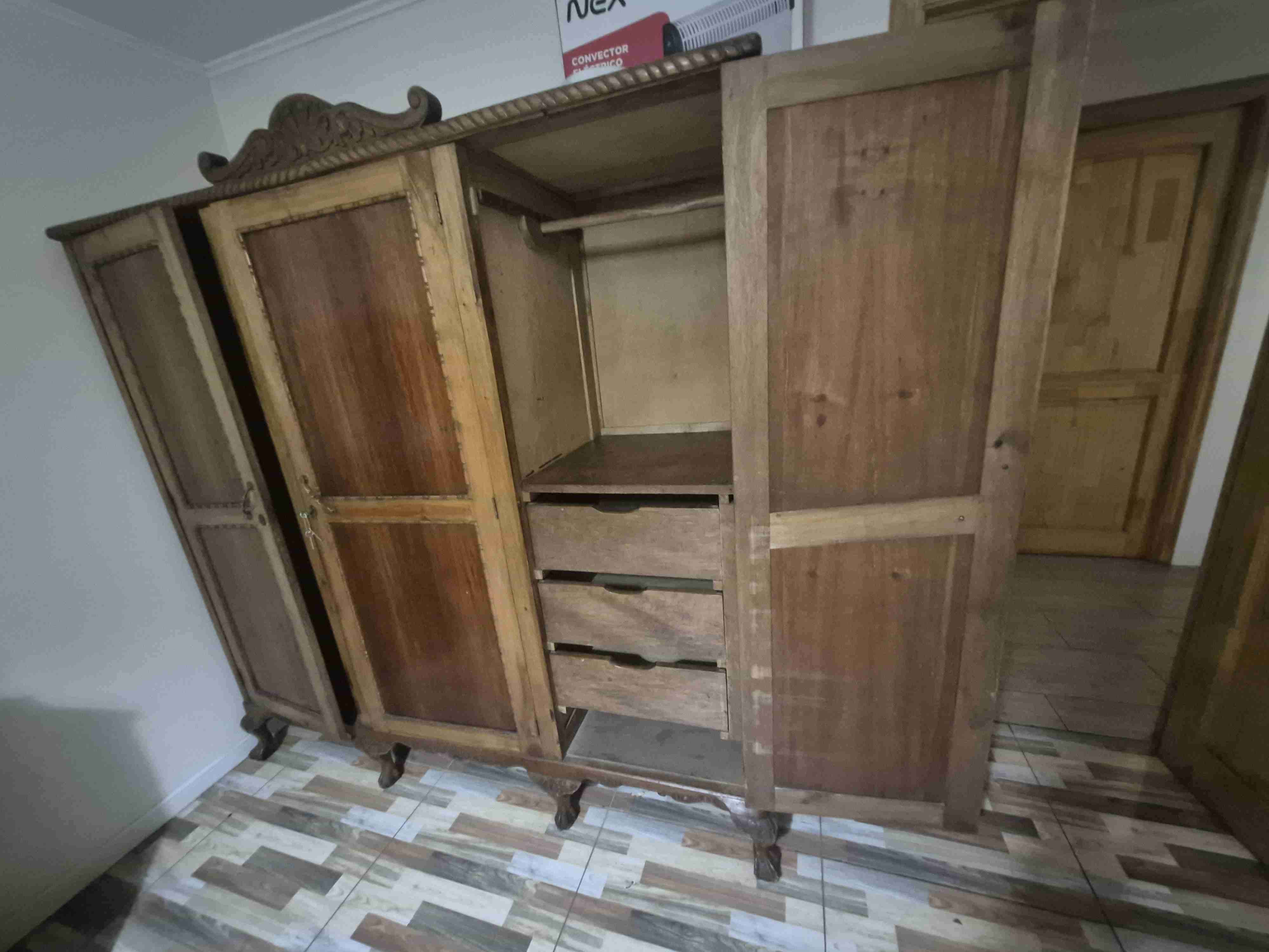 Ropero antiguo de madera grande - miniatura 2