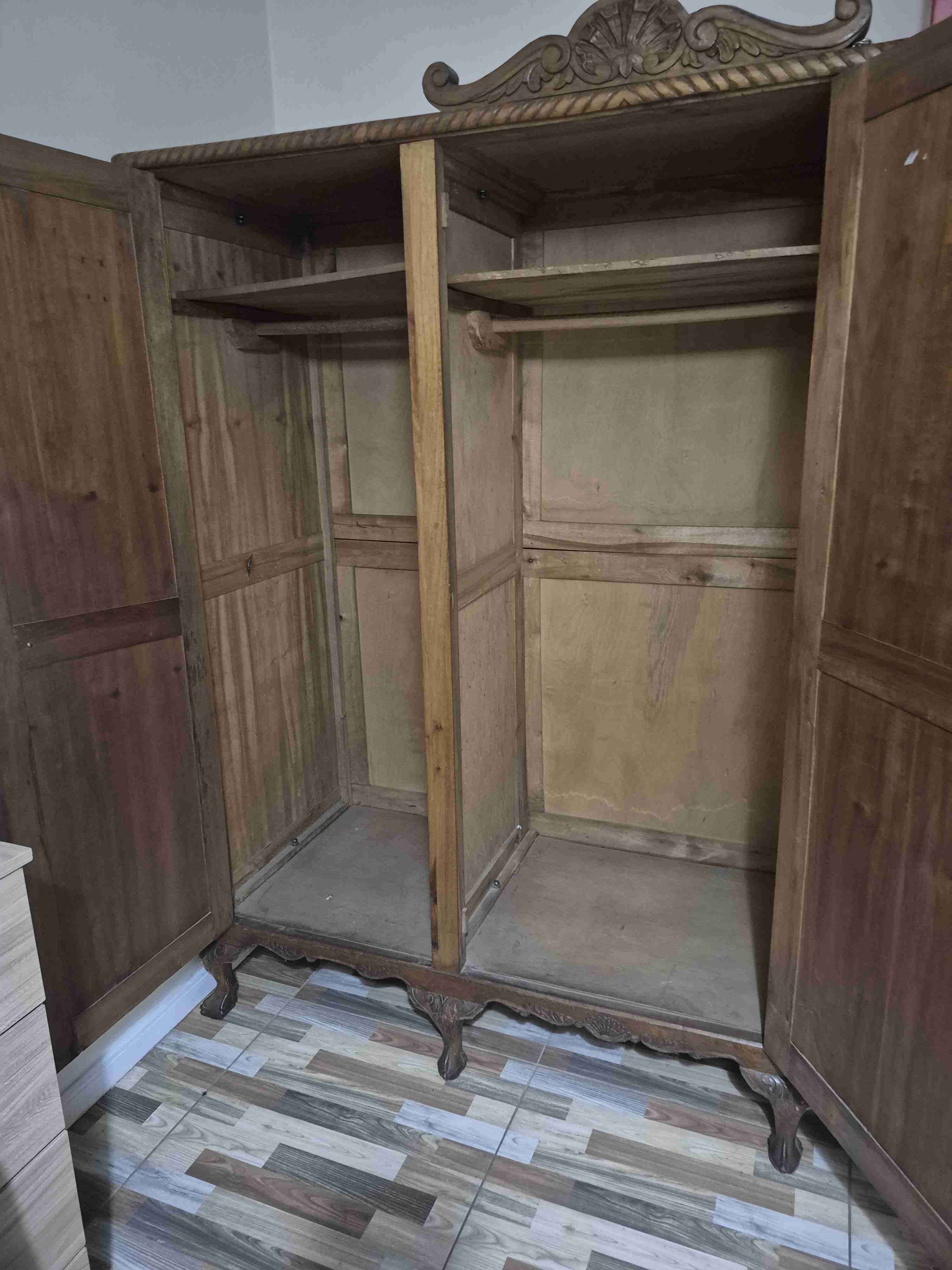 Ropero antiguo de madera grande - miniatura 3