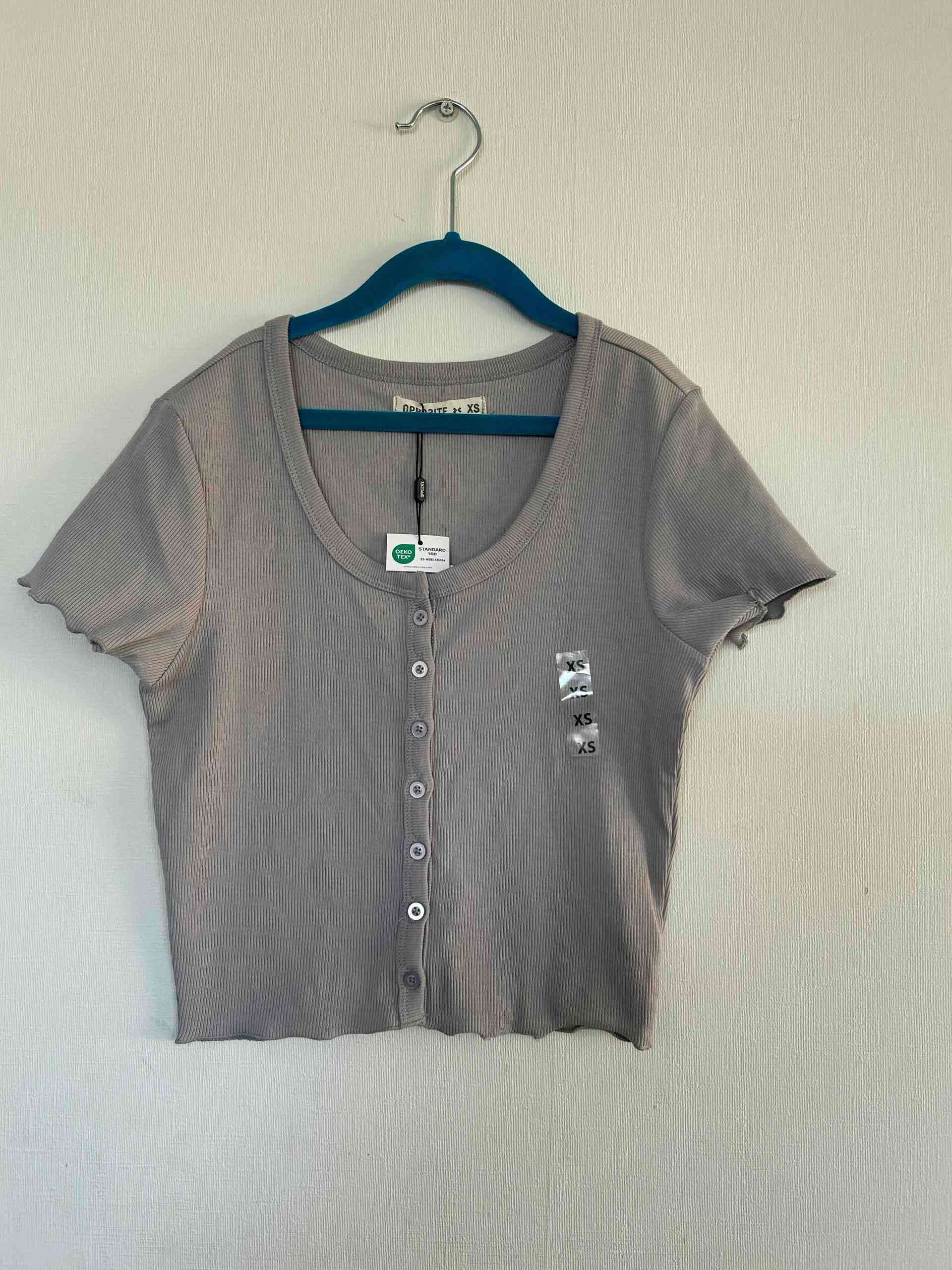 Polera gris con botones XS