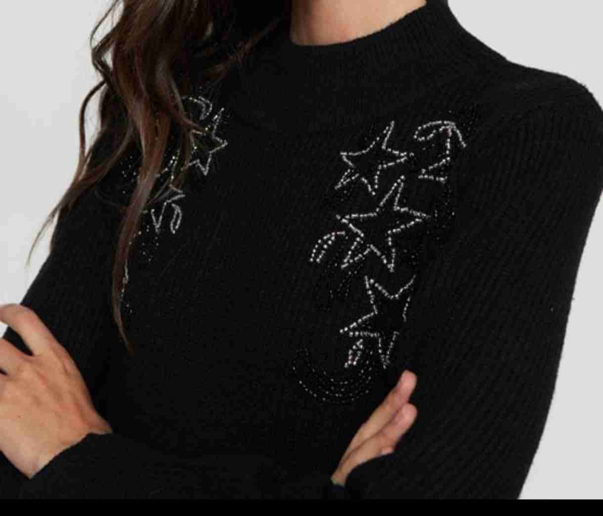 Vestido negro con estrellas brillantes barbados.