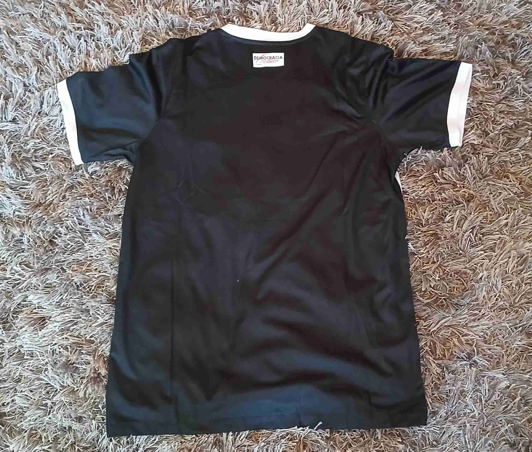 Camiseta deportiva negra con franjas Nike - miniatura 2