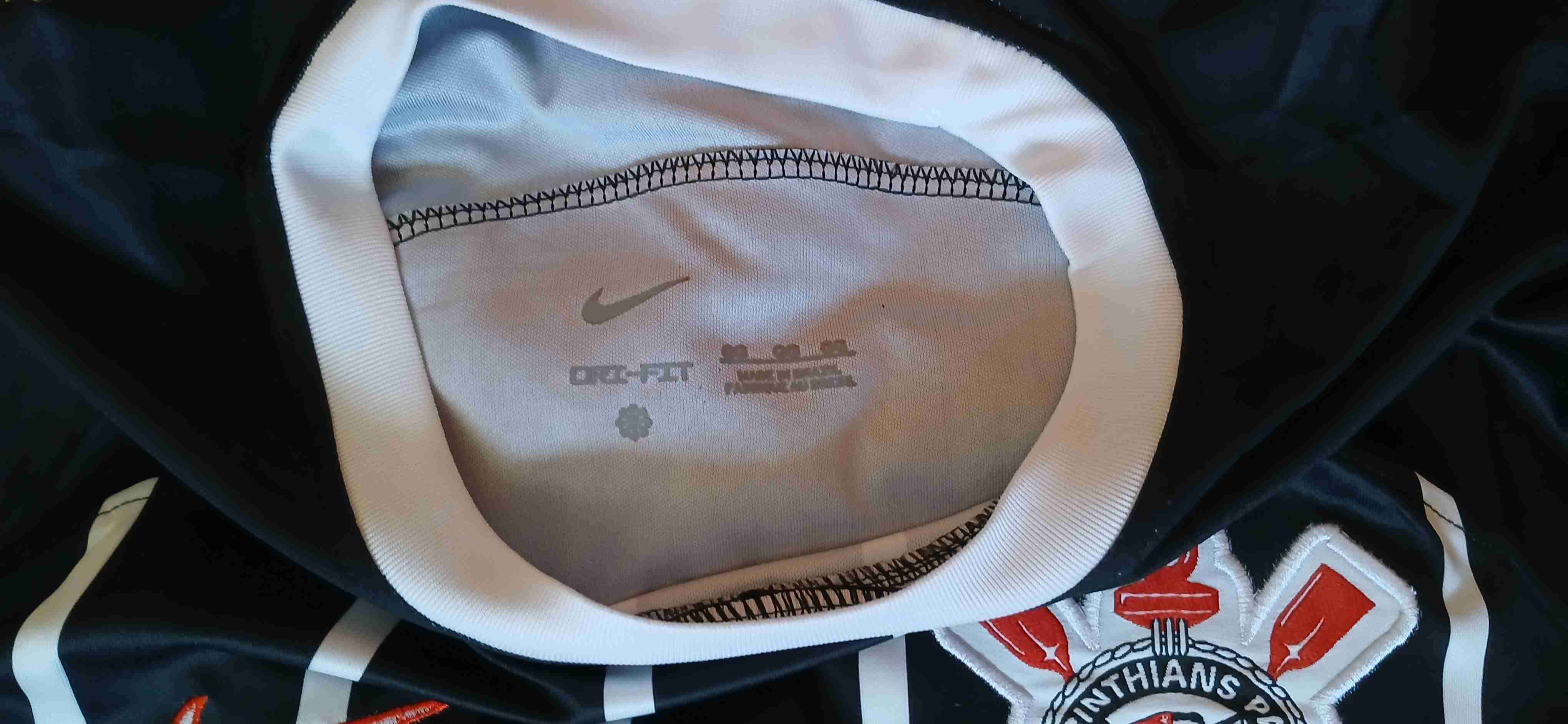 Camiseta deportiva negra con franjas Nike - miniatura 3