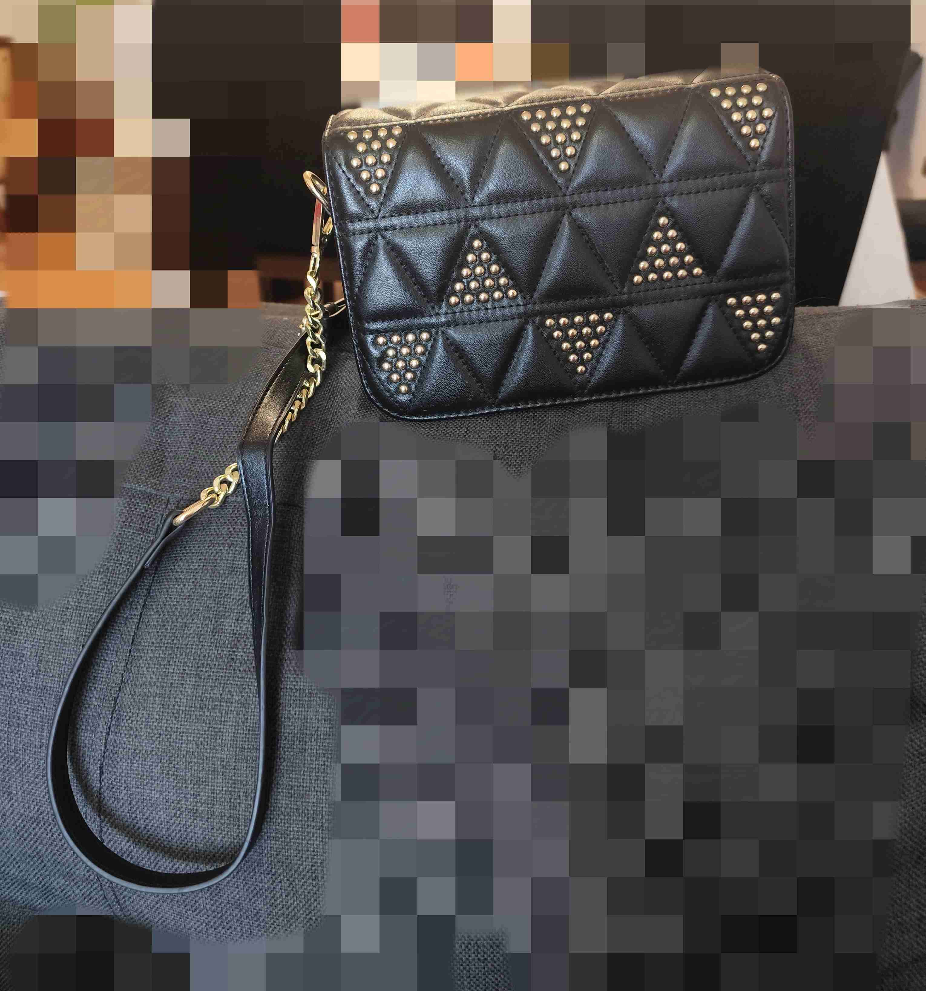 Cartera negra con tachas