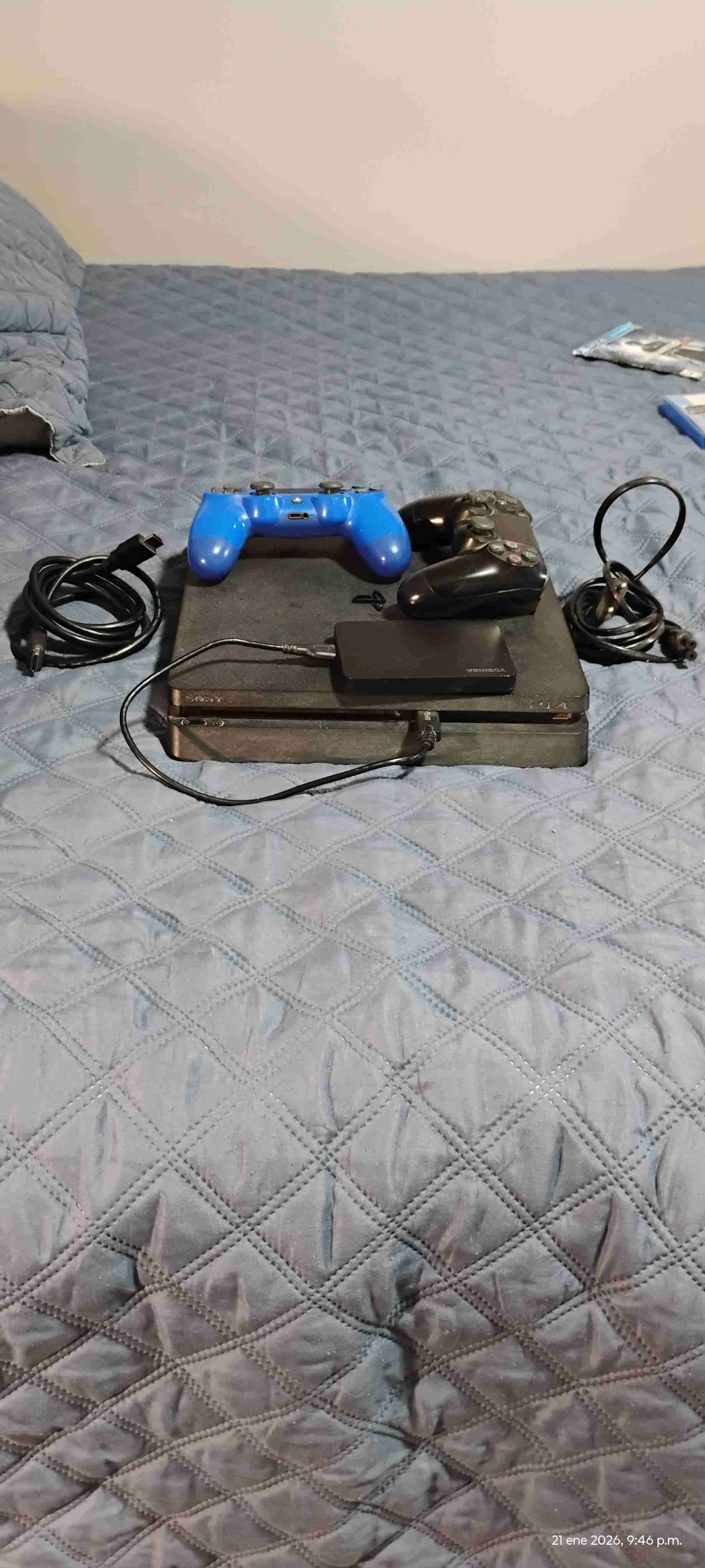Consola PS4 con 2 controles y juegos varios