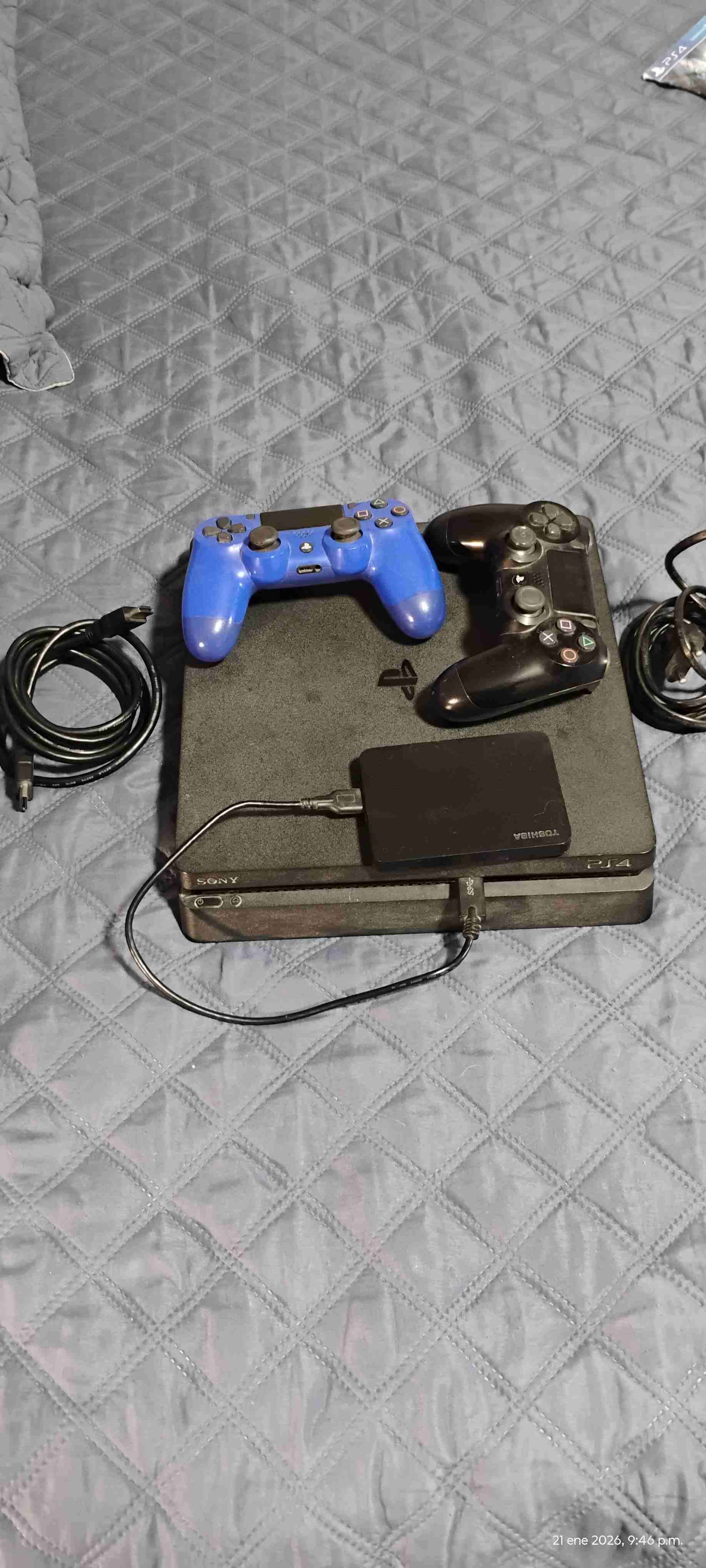 Consola PS4 con 2 controles y juegos varios - miniatura 2