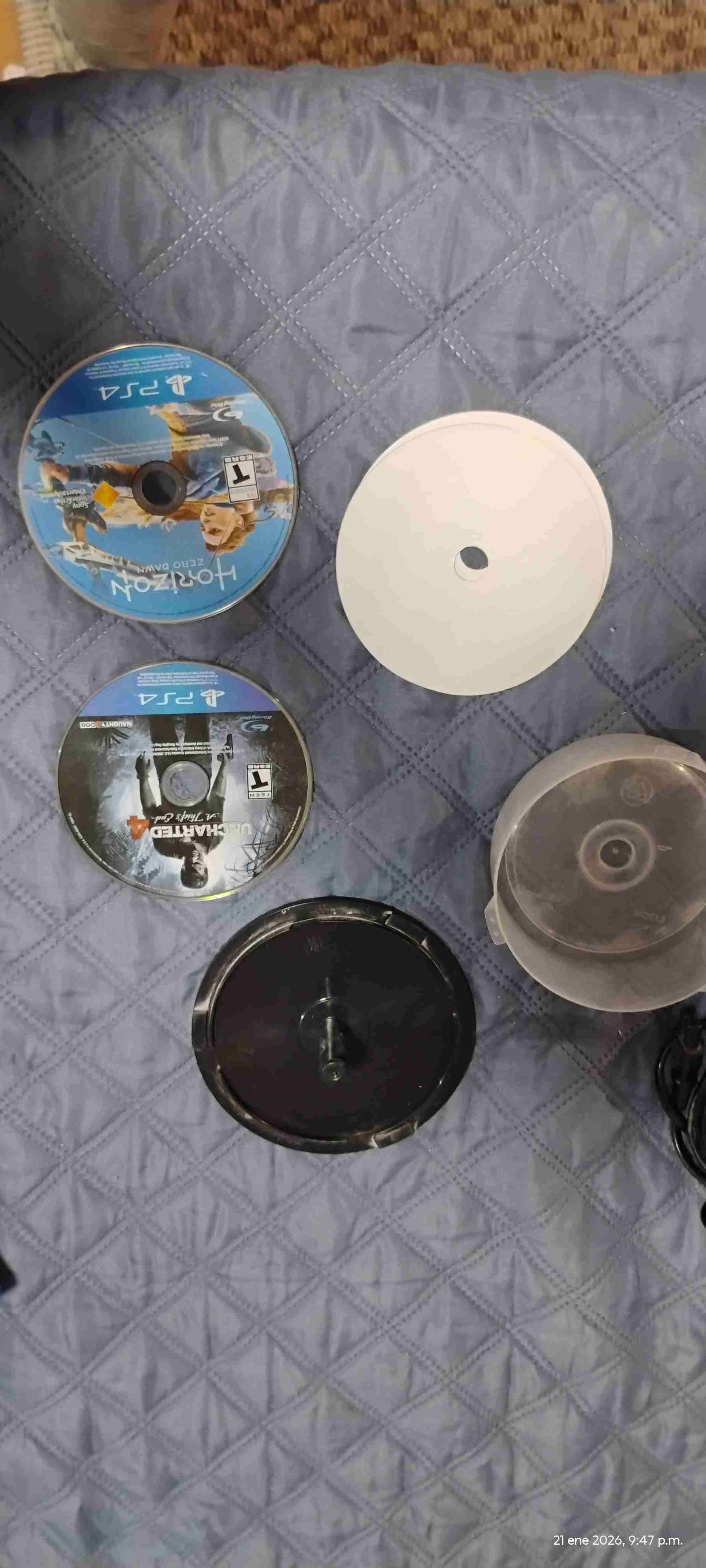 Consola PS4 con 2 controles y juegos varios - miniatura 4