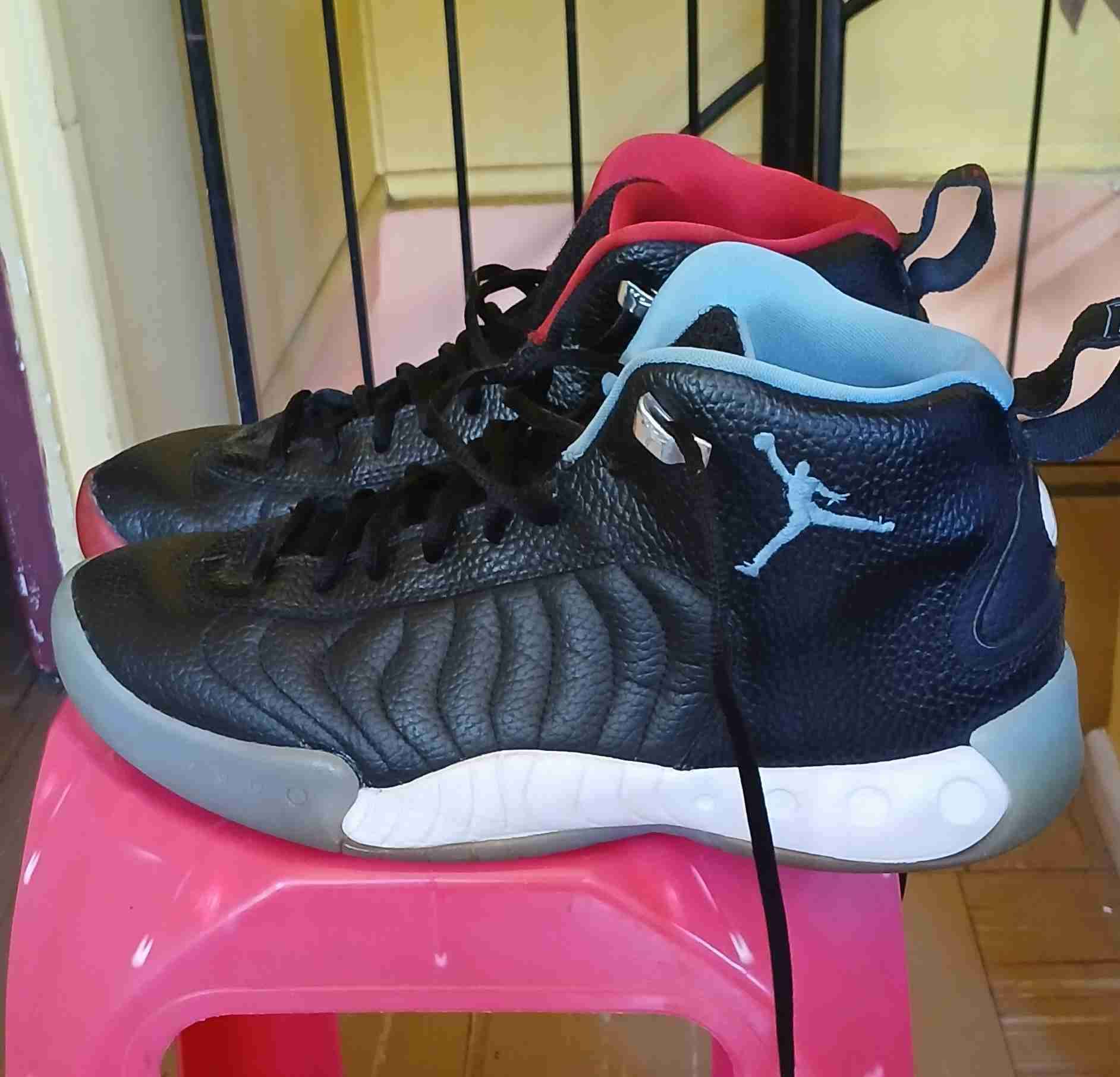 Zapatillas negras rojas y azules Jordan Jumpman - miniatura 3