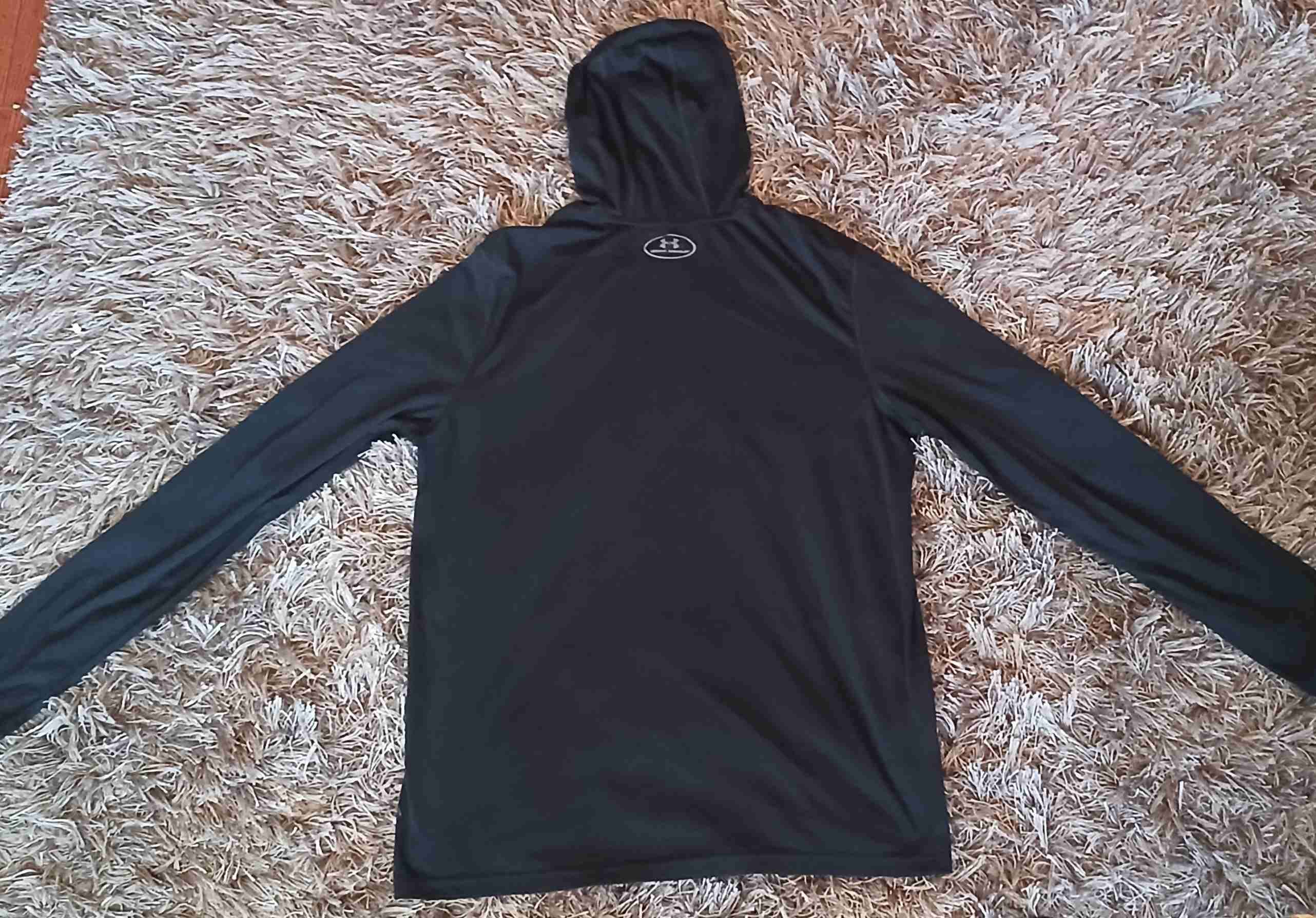 Primera deportiva negra con capucha UA - miniatura 2