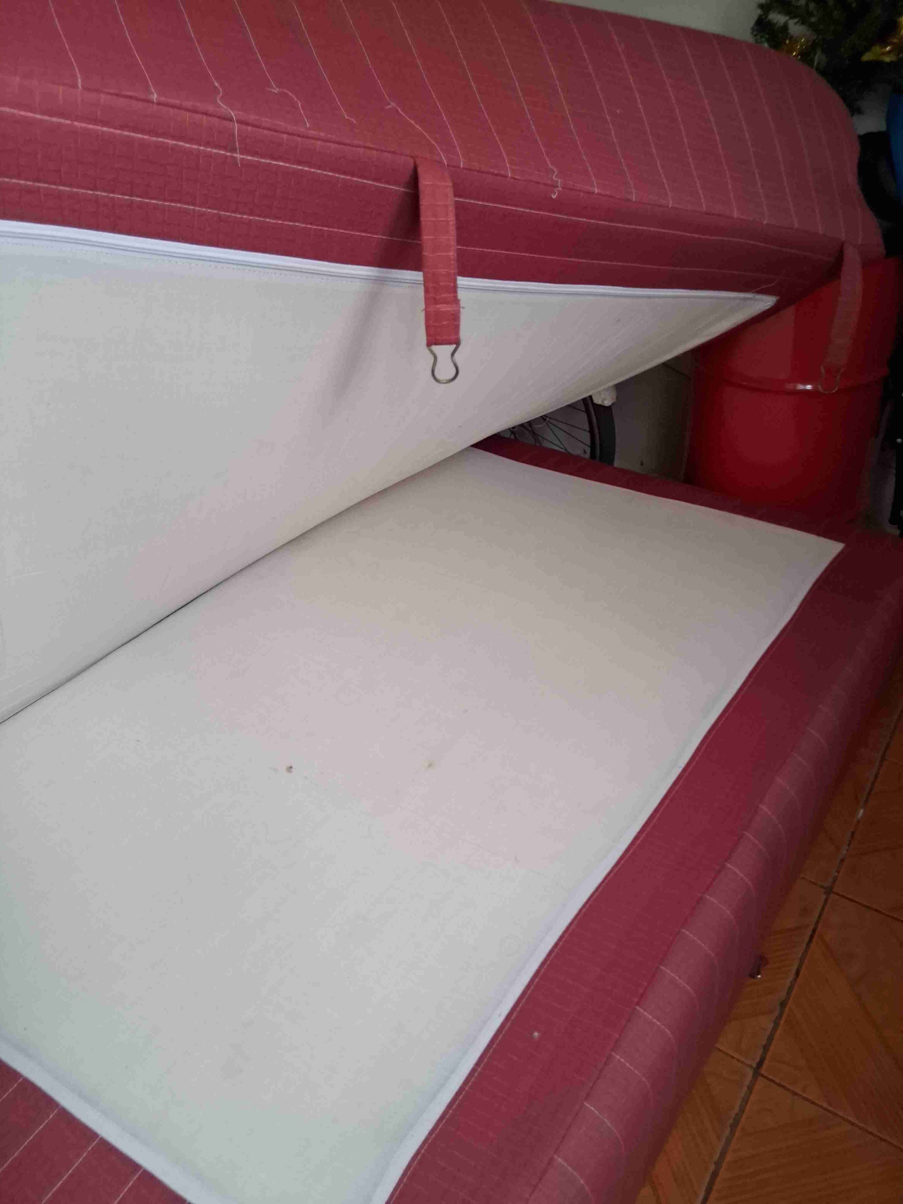 Sofá rojo de dos plazas - miniatura 2