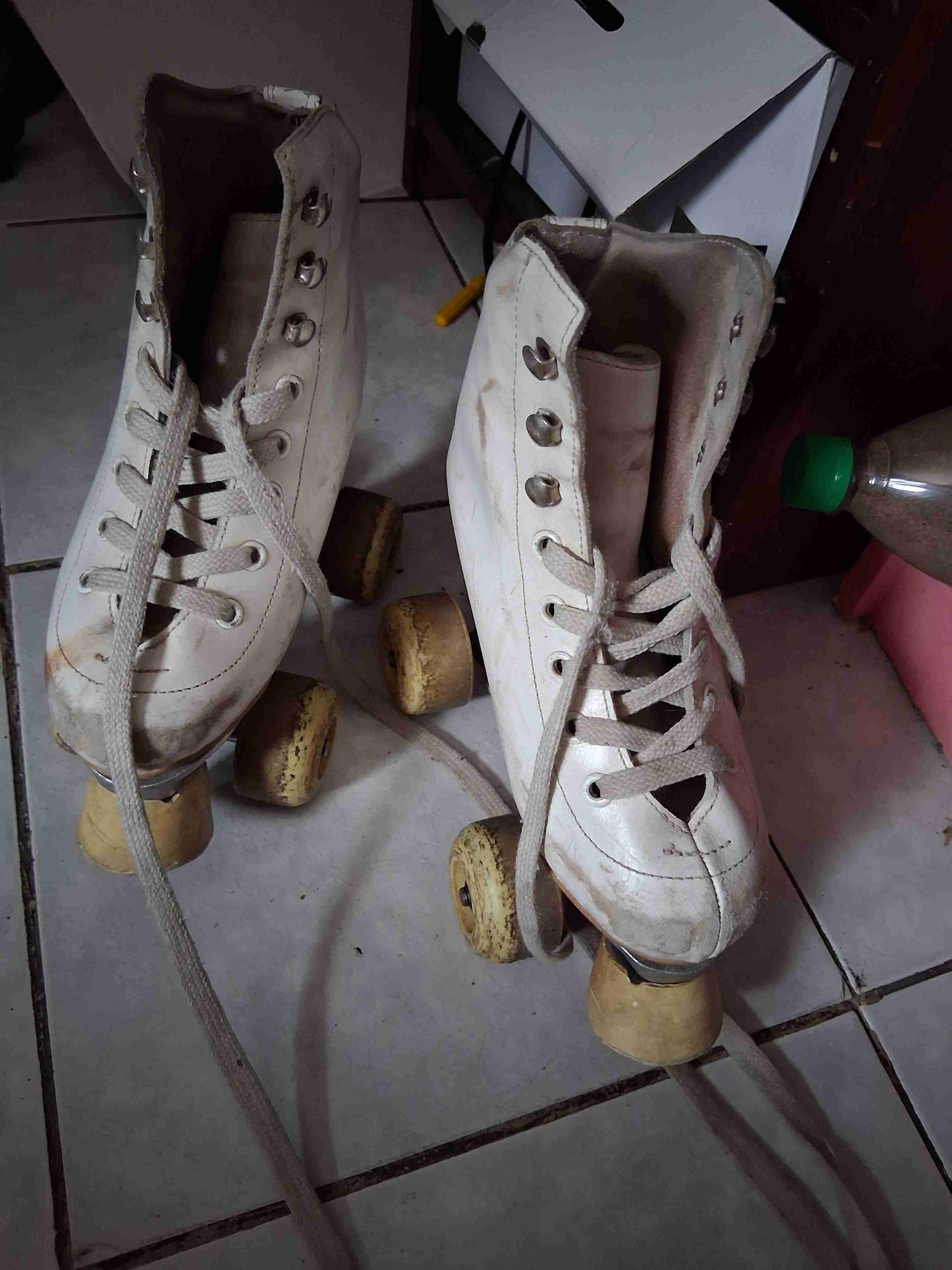 Patines de cuatro ruedas blancos