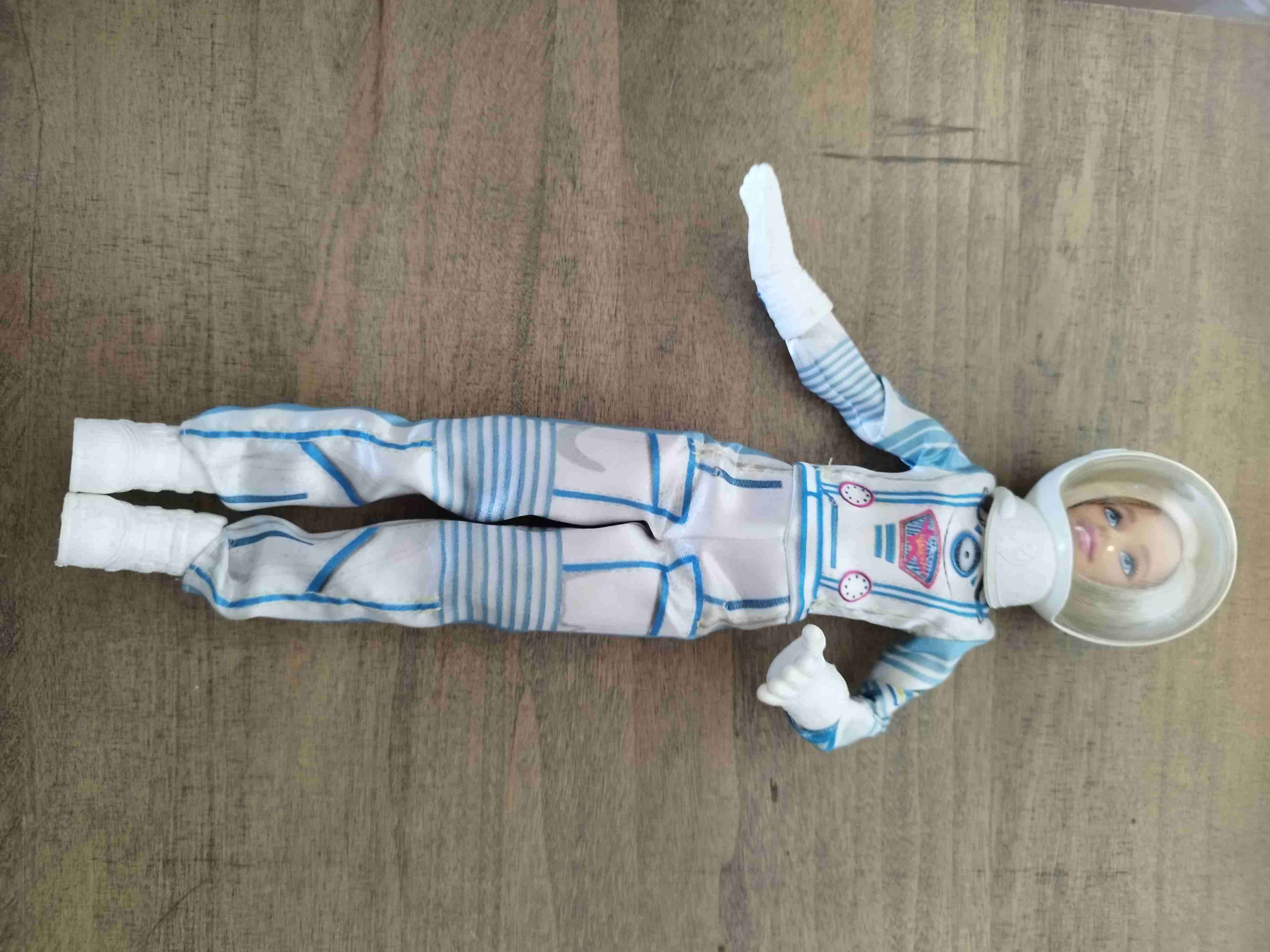 Muñeca Barbie astronauta con traje