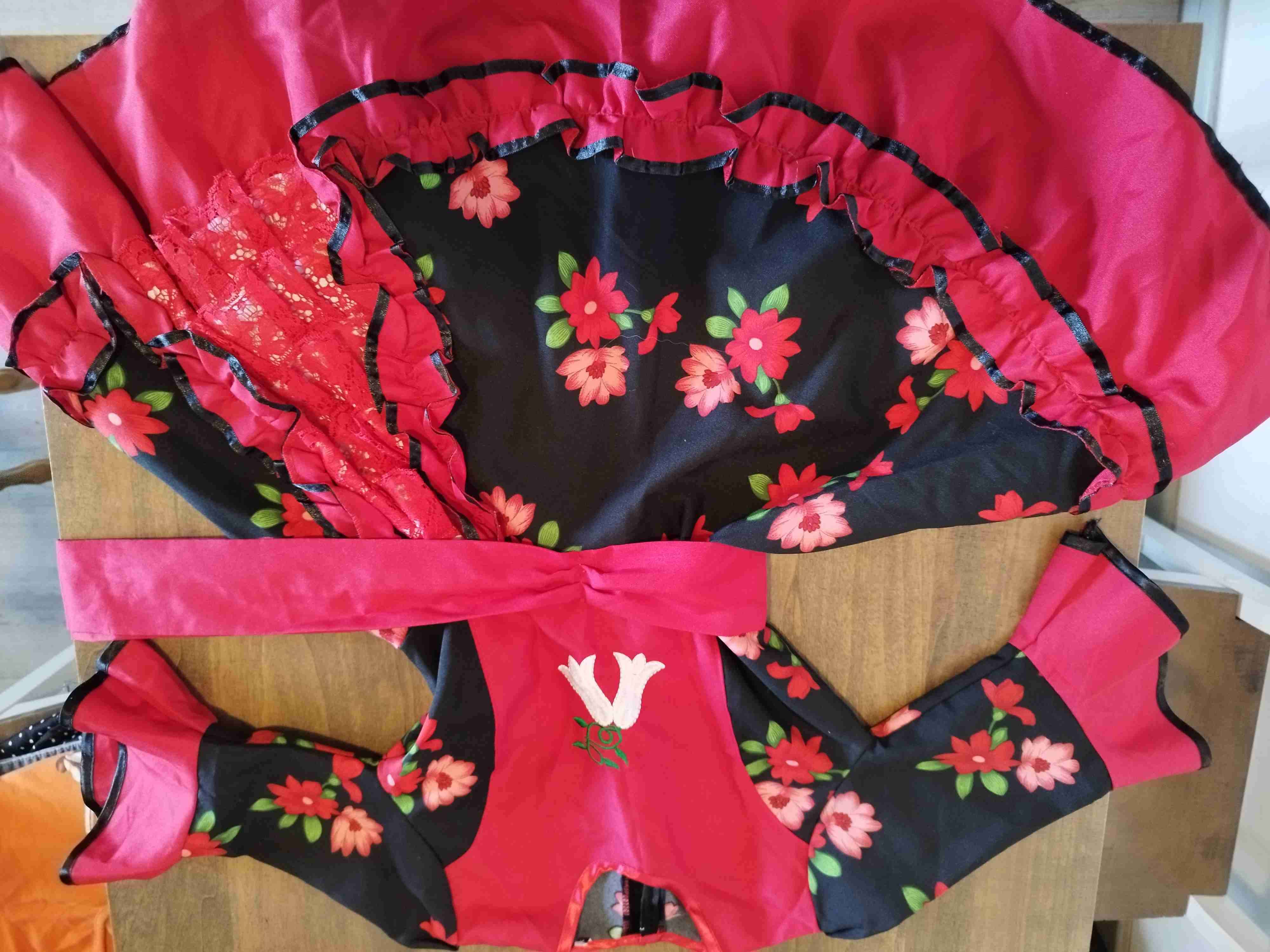 Vestido folklórico floral rojo y negro