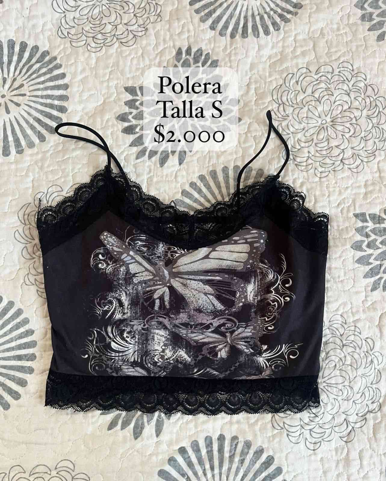 Polera negra con encaje y mariposas