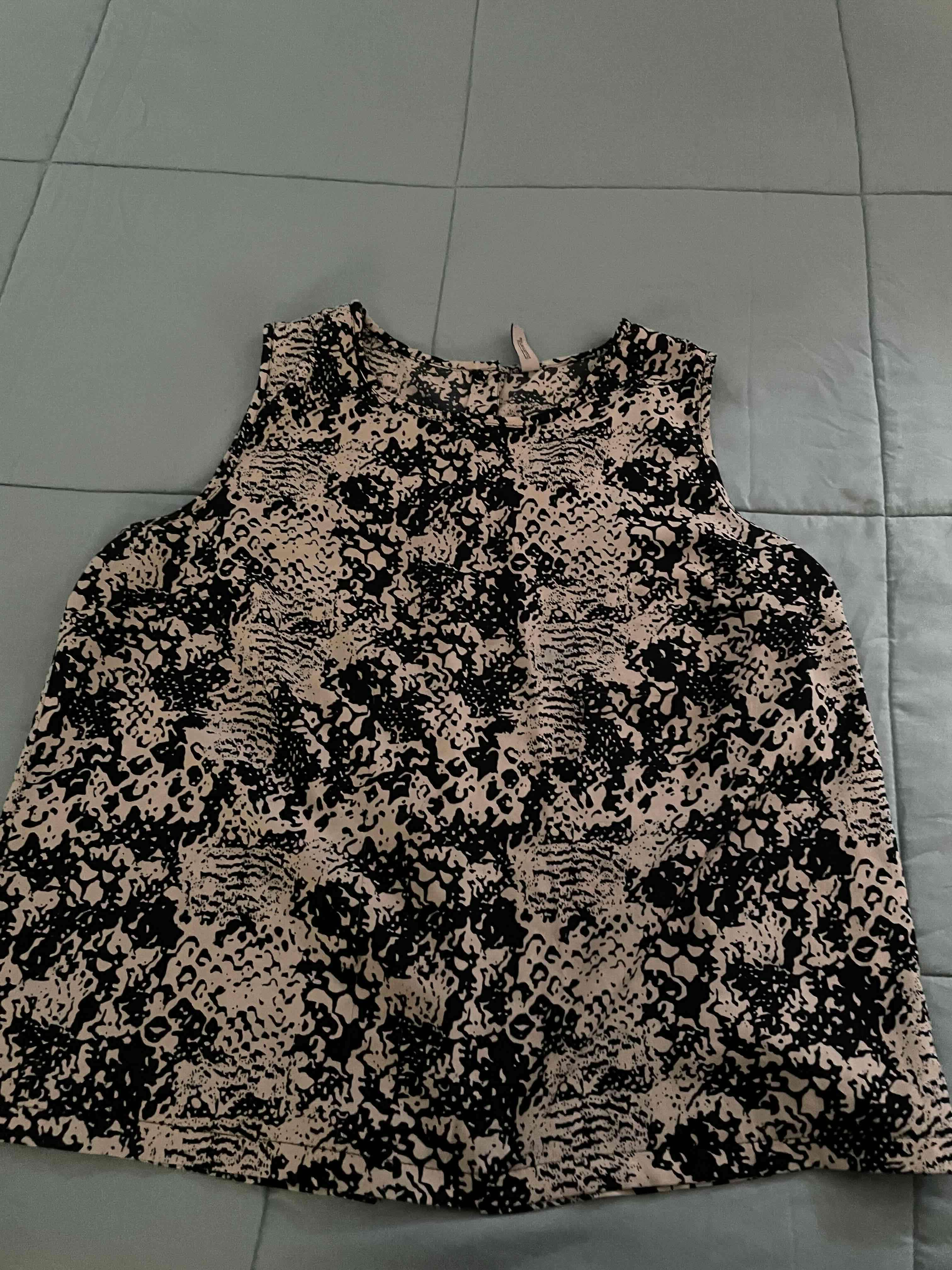 Blusa sin mangas estampada