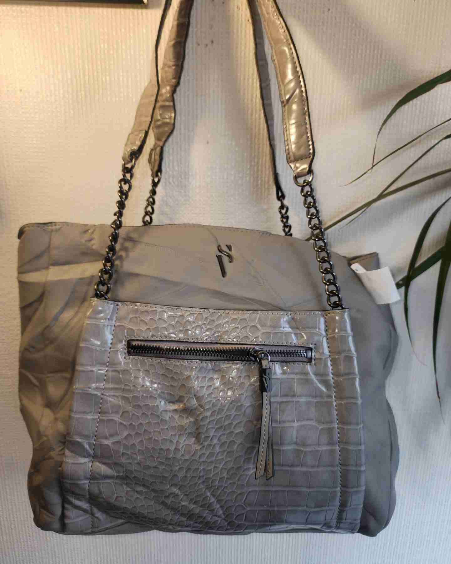 Bolso gris con cadena