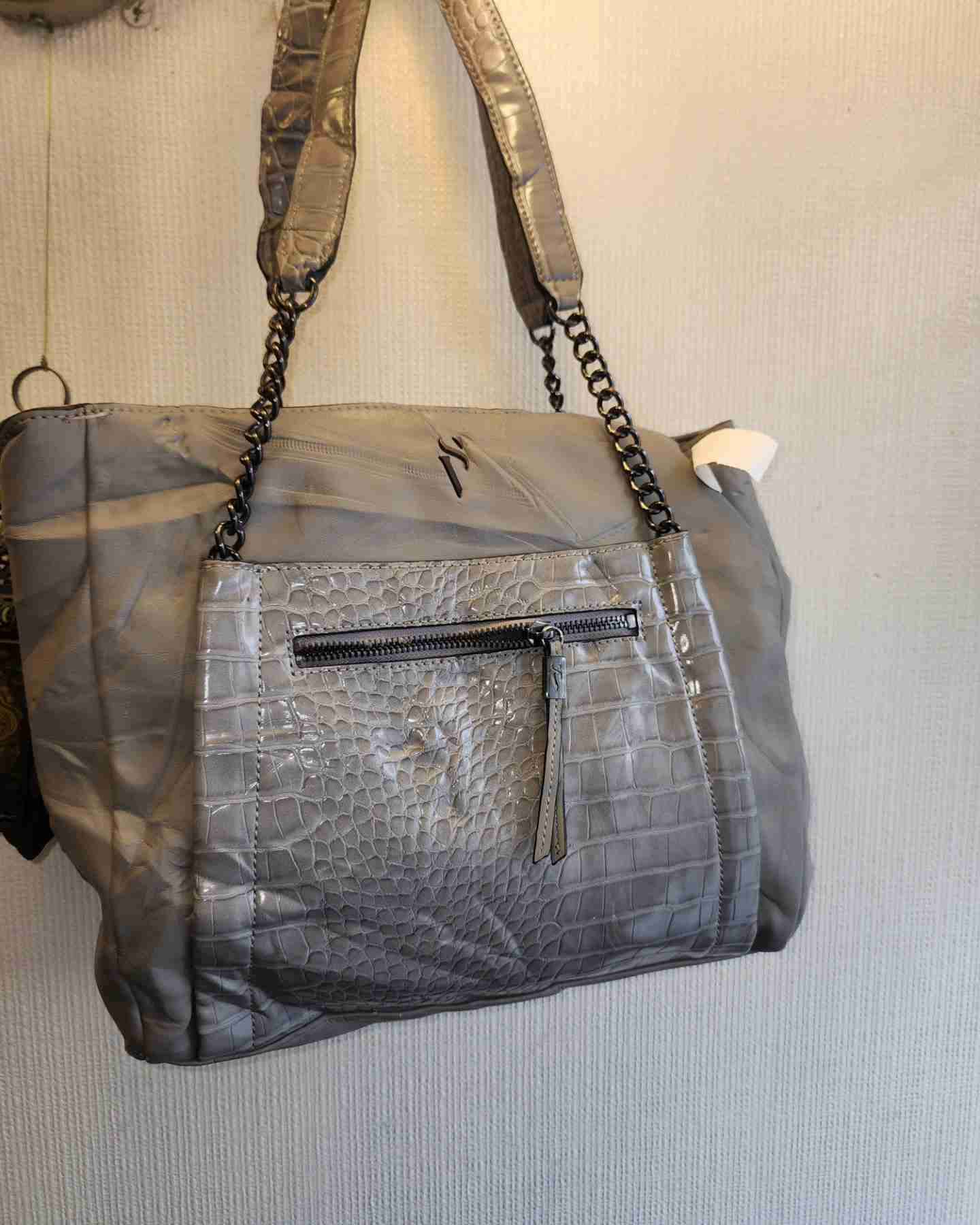 Bolso gris con cadena - miniatura 3