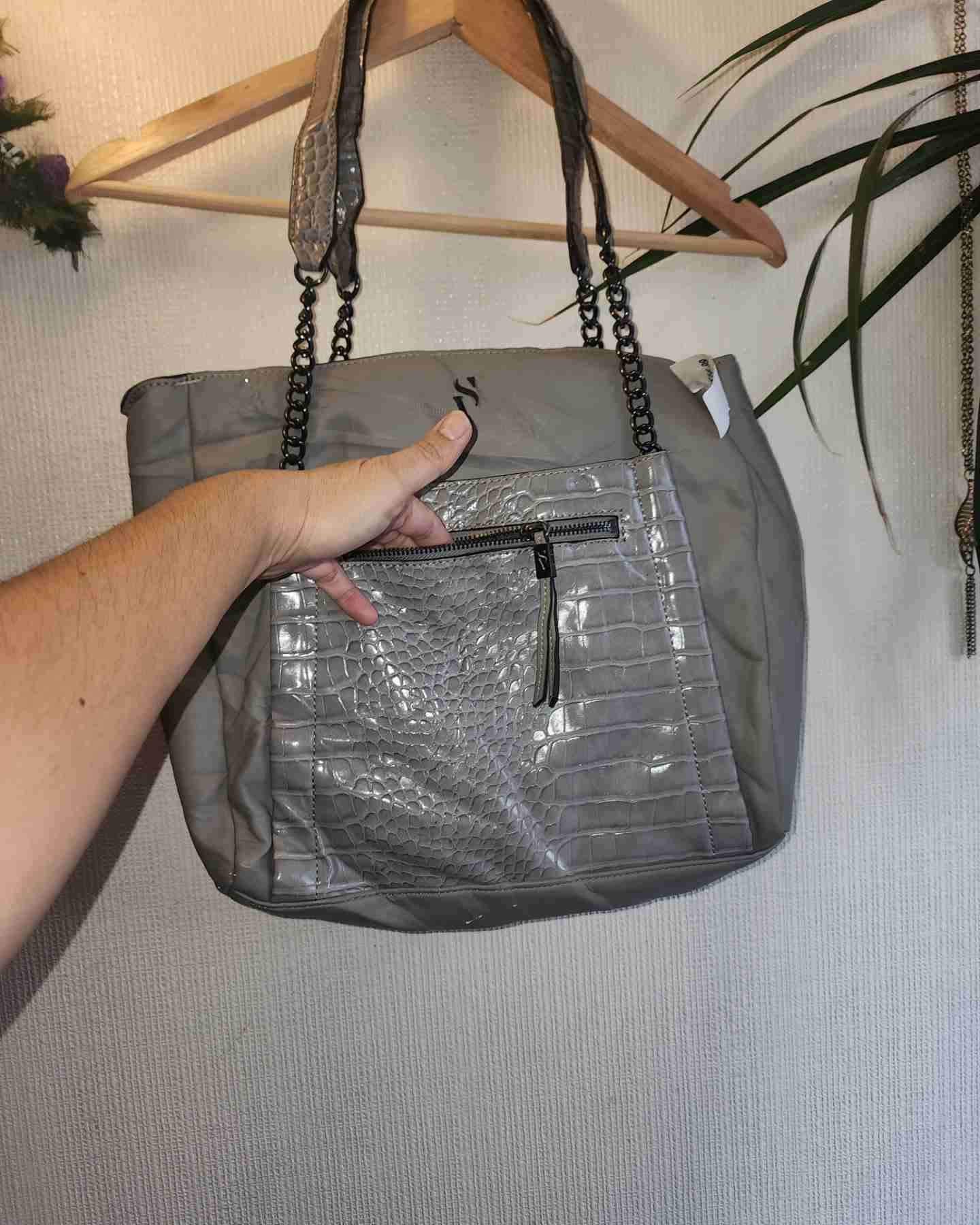 Bolso gris con cadena - miniatura 4
