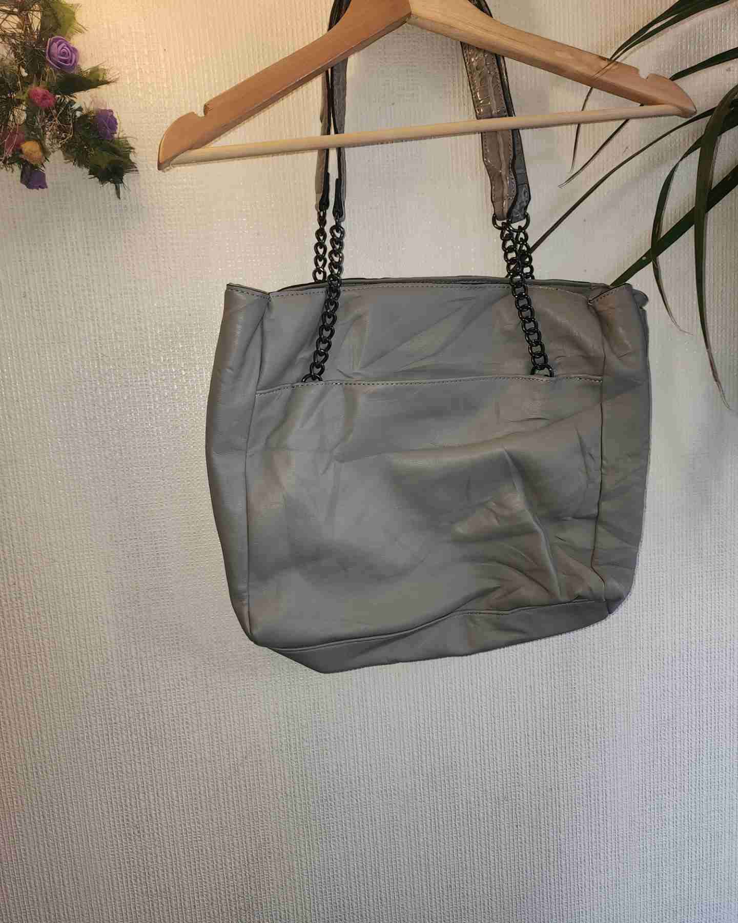 Bolso gris con cadena - miniatura 5