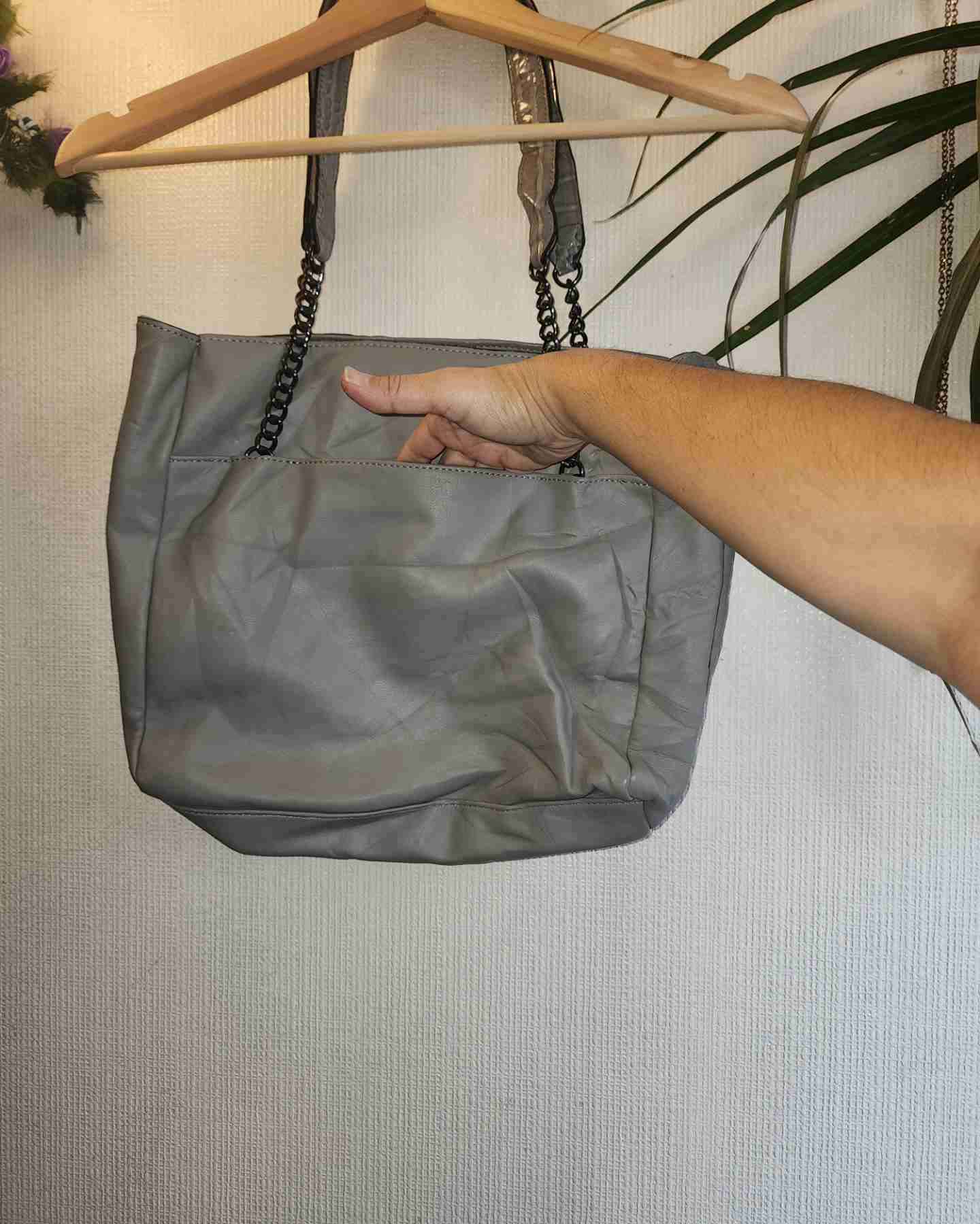 Bolso gris con cadena - miniatura 6