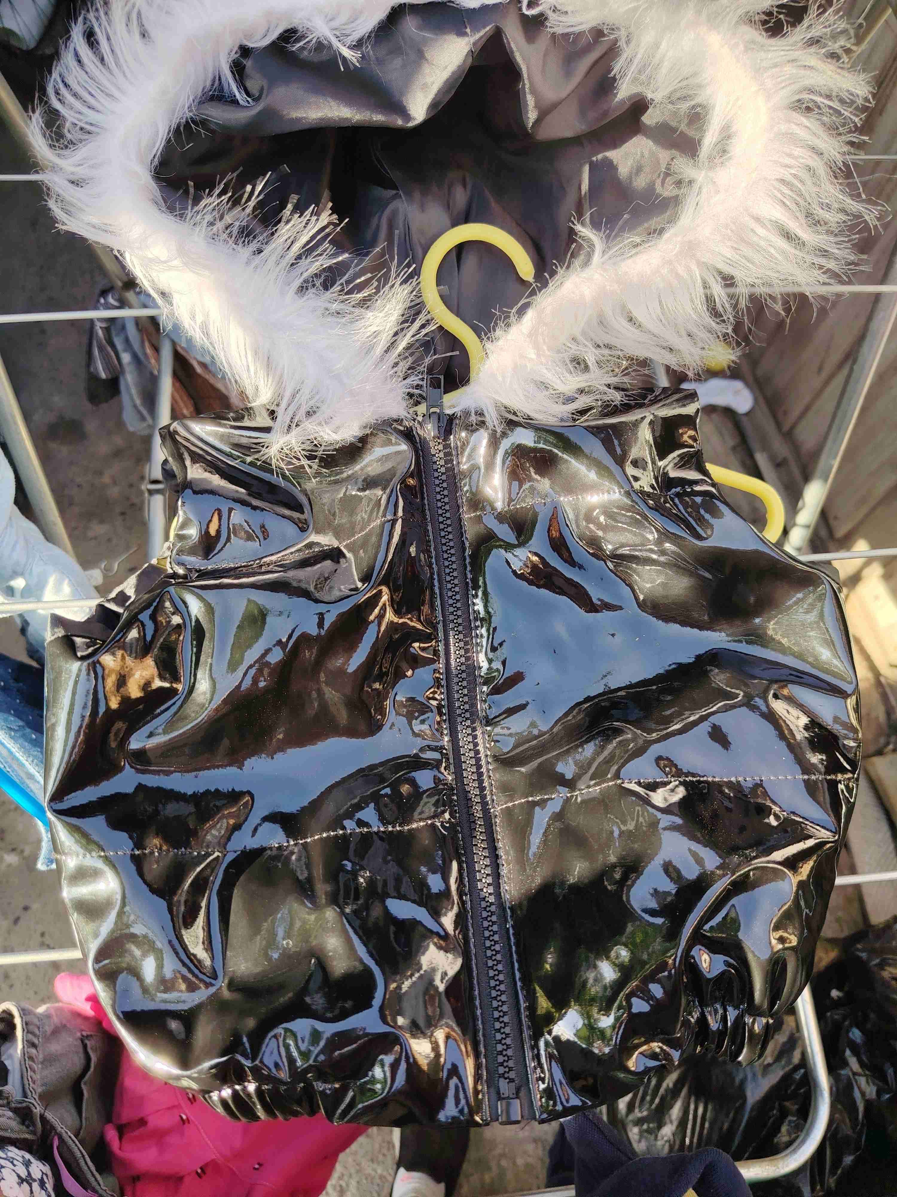 Chaqueta negra brillante con capucha talla 1