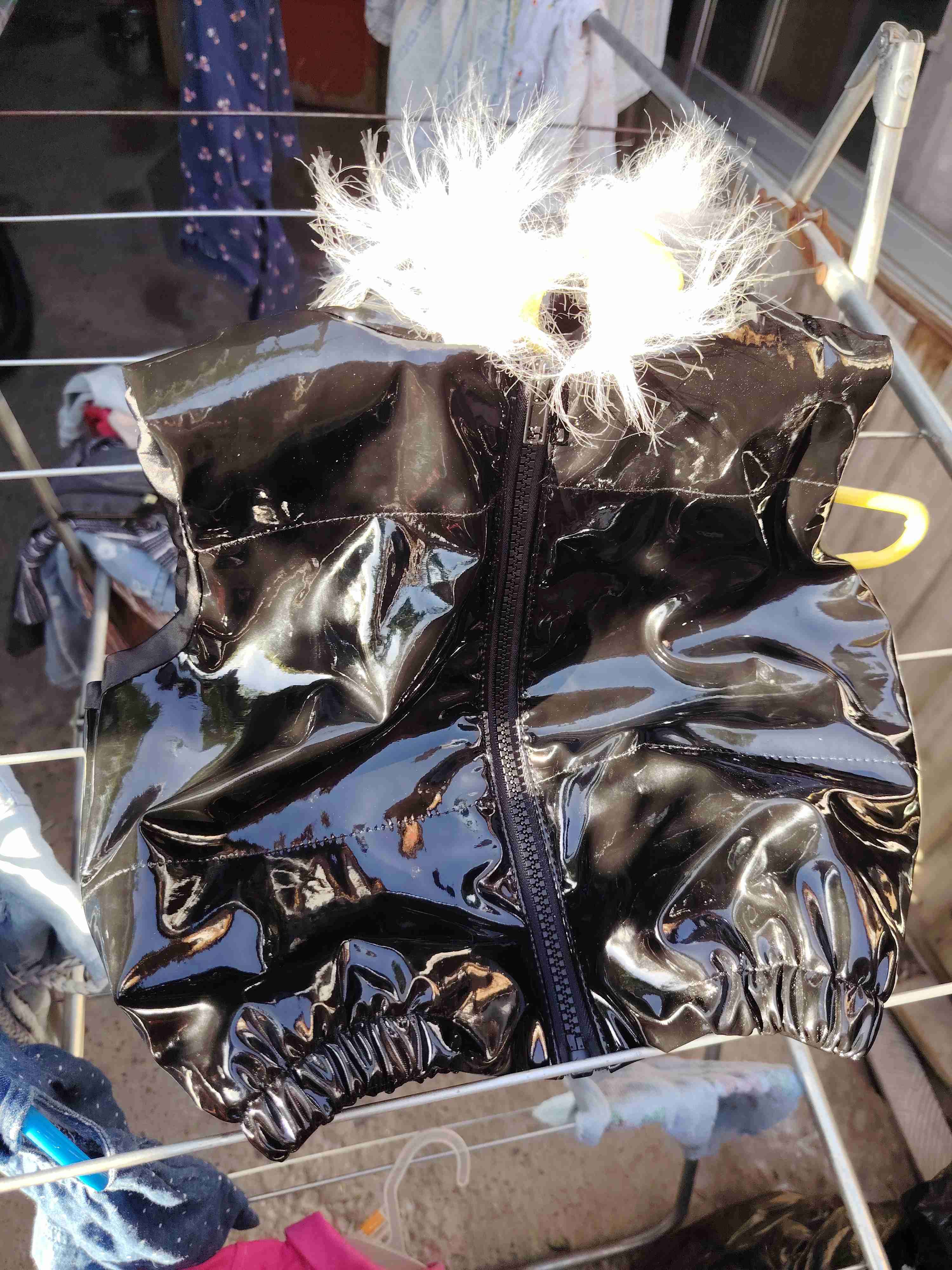 Chaqueta negra brillante con capucha talla 1 - miniatura 2