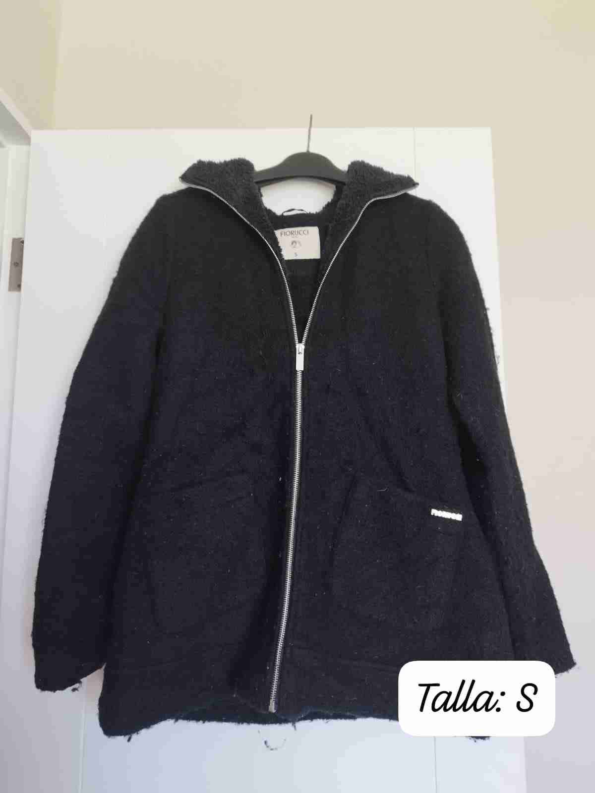 Chaqueta negra con capucha