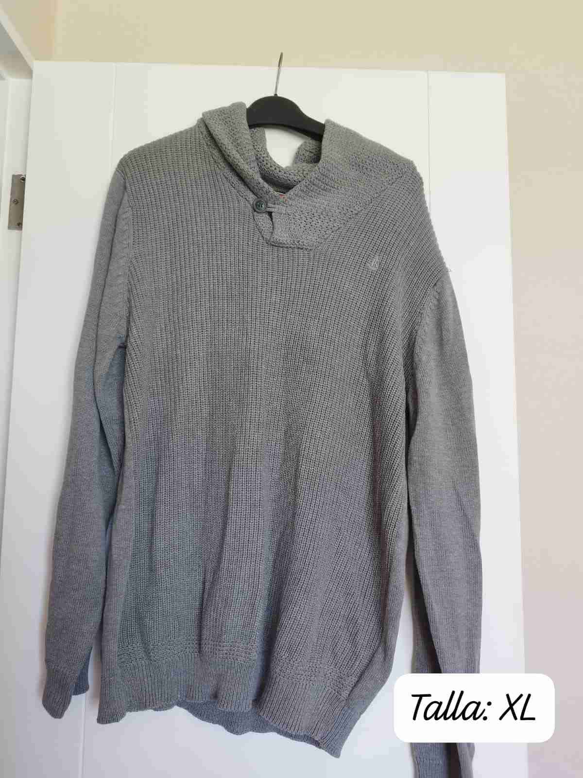 Suéter gris con capucha